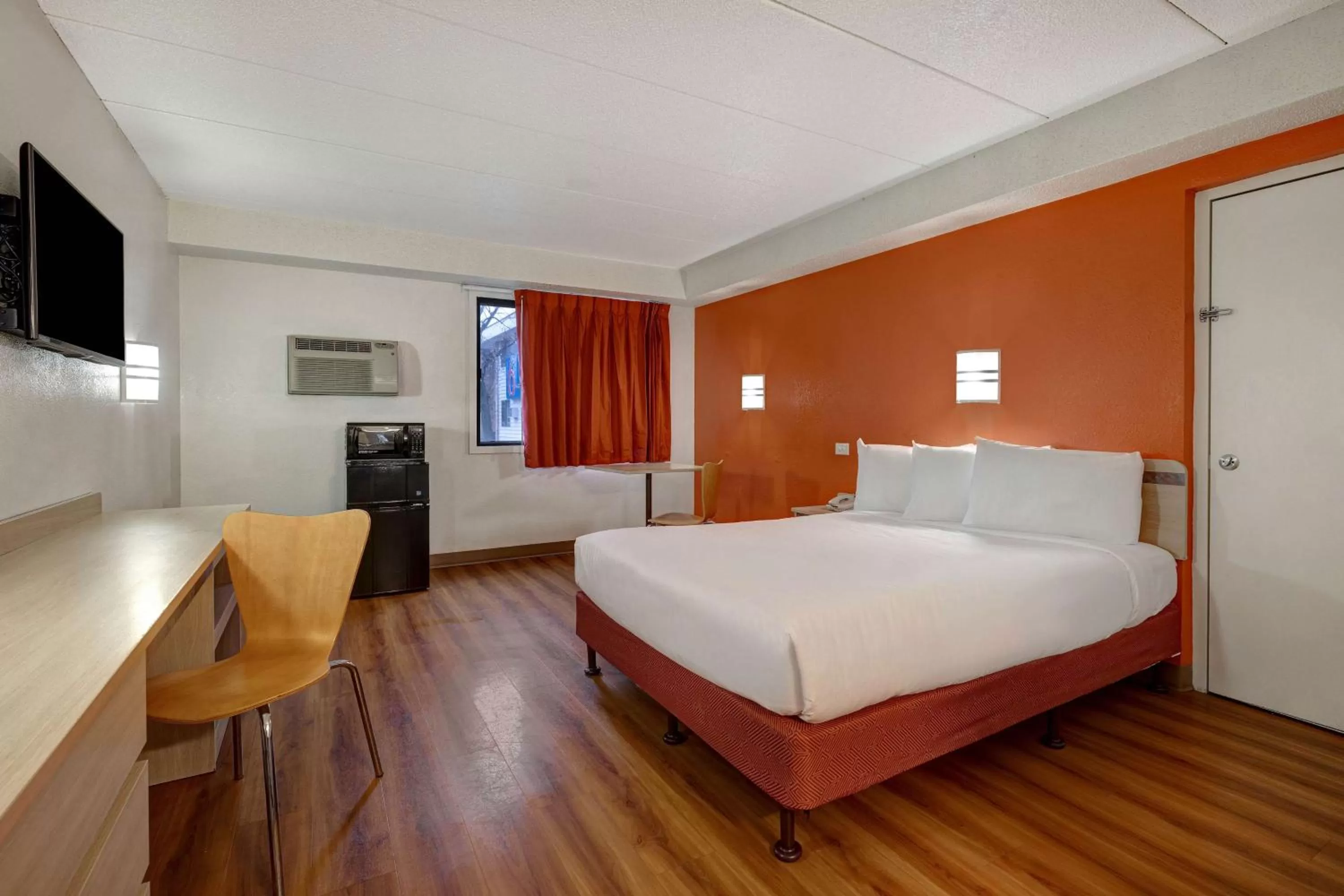 Bedroom, Bed in Motel 6-Lakeville, MN - South - Lakeville