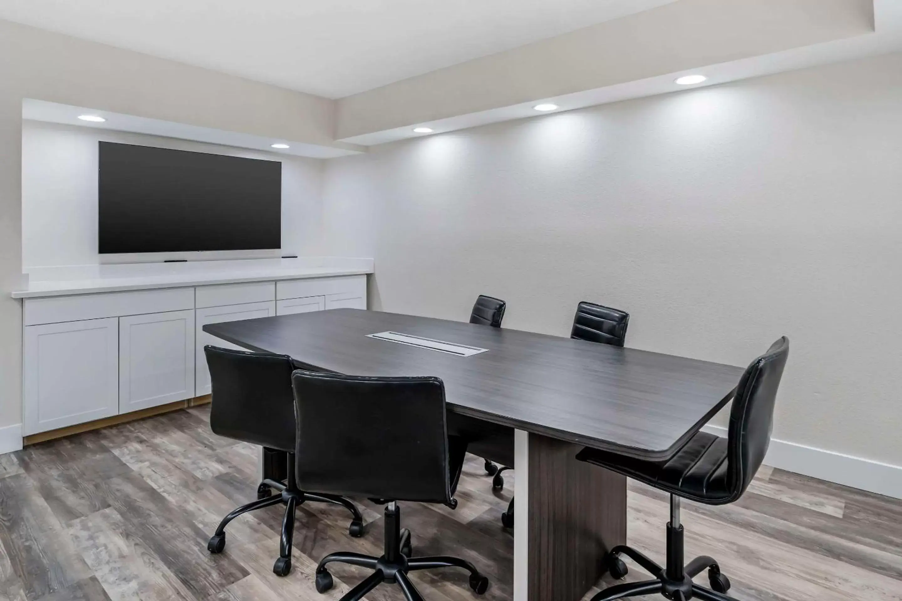Meeting/conference room in Days Inn & Suites by Wyndham Orlando East UCF Area