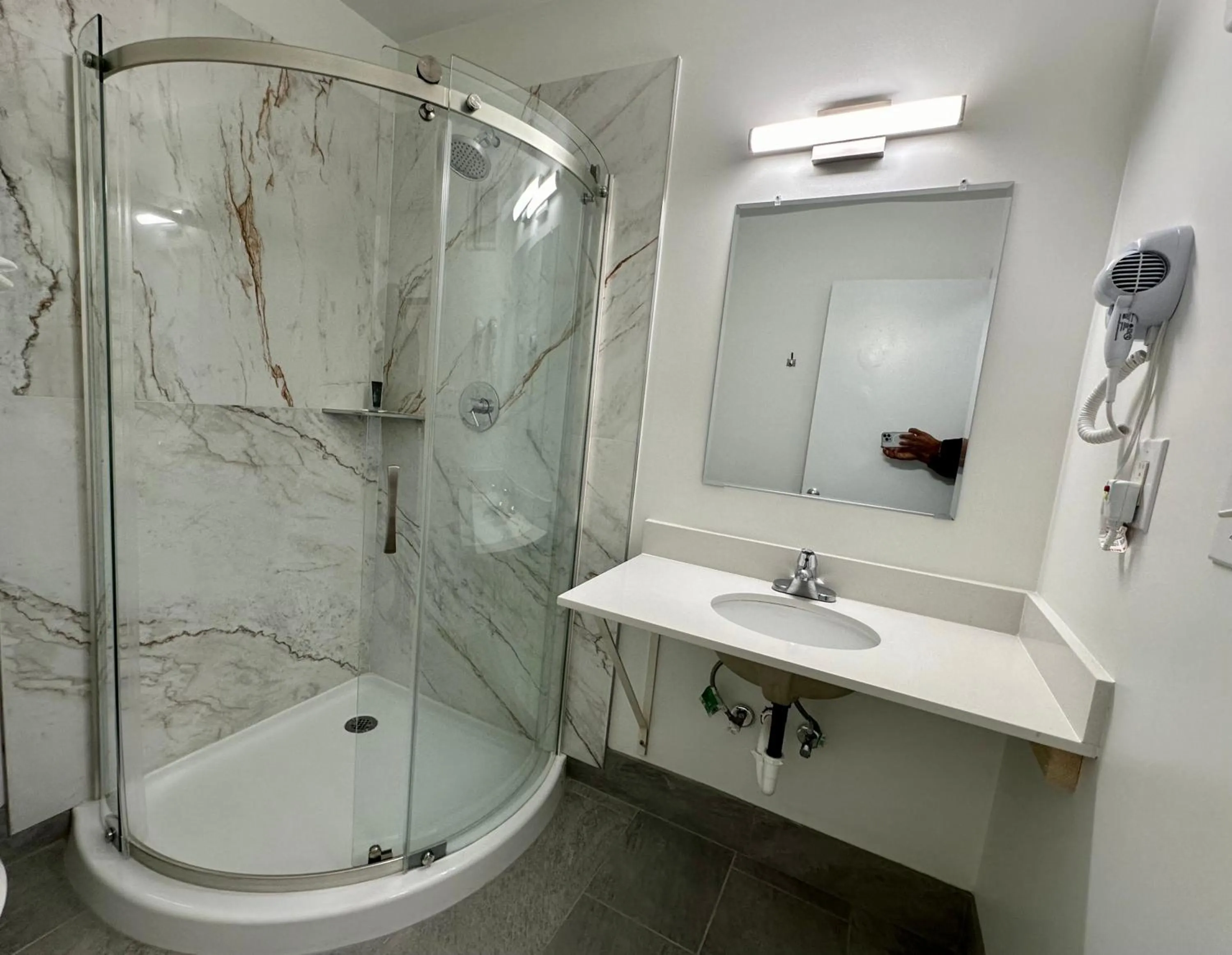 Shower in Royal Inn and Suites Charlotte Airport