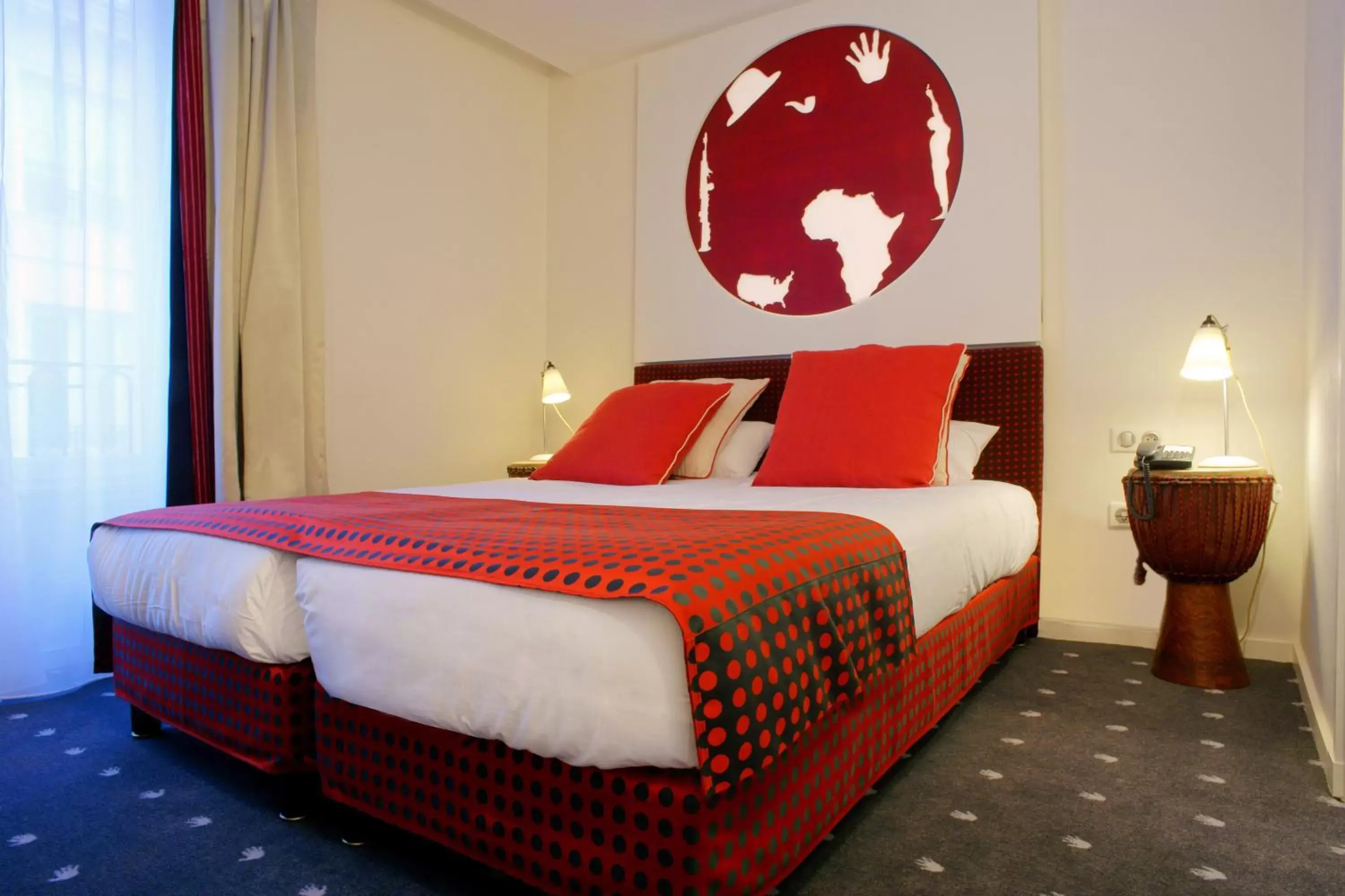 Bed in Hôtel du Triangle d'Or
