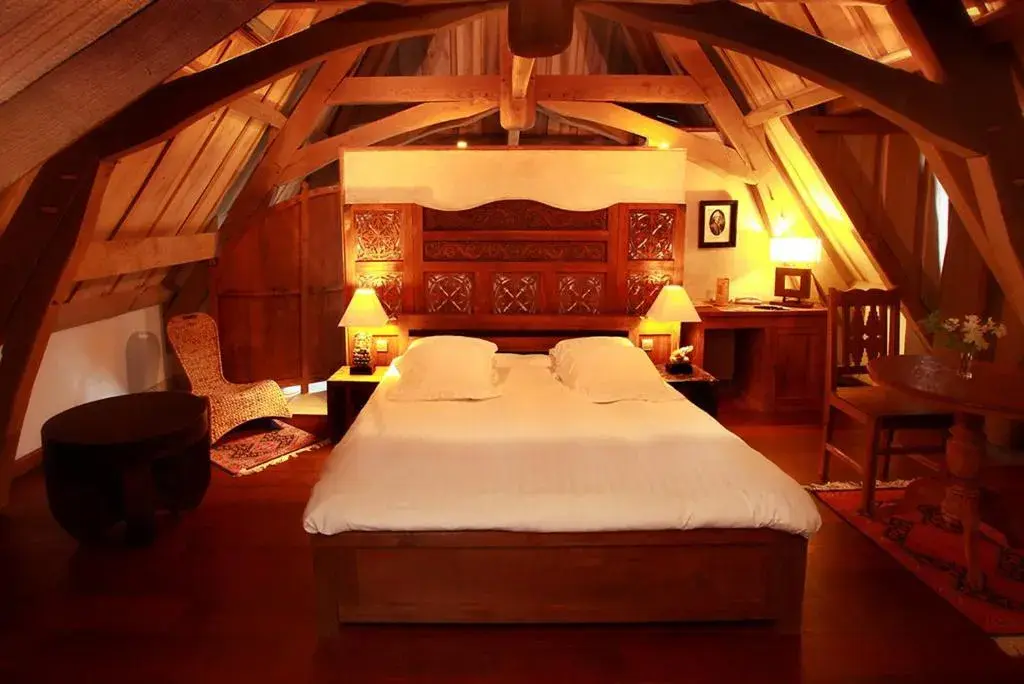 Photo of the whole room, Bed in Manoir des Indes, The Originals Relais (Relais du Silence)