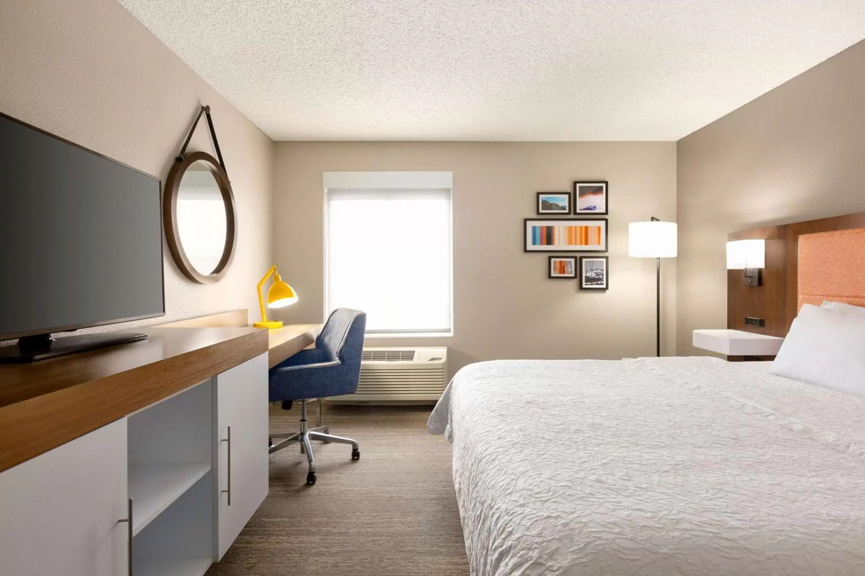 Bedroom, Bed in Hampton Inn Denver-West/Golden