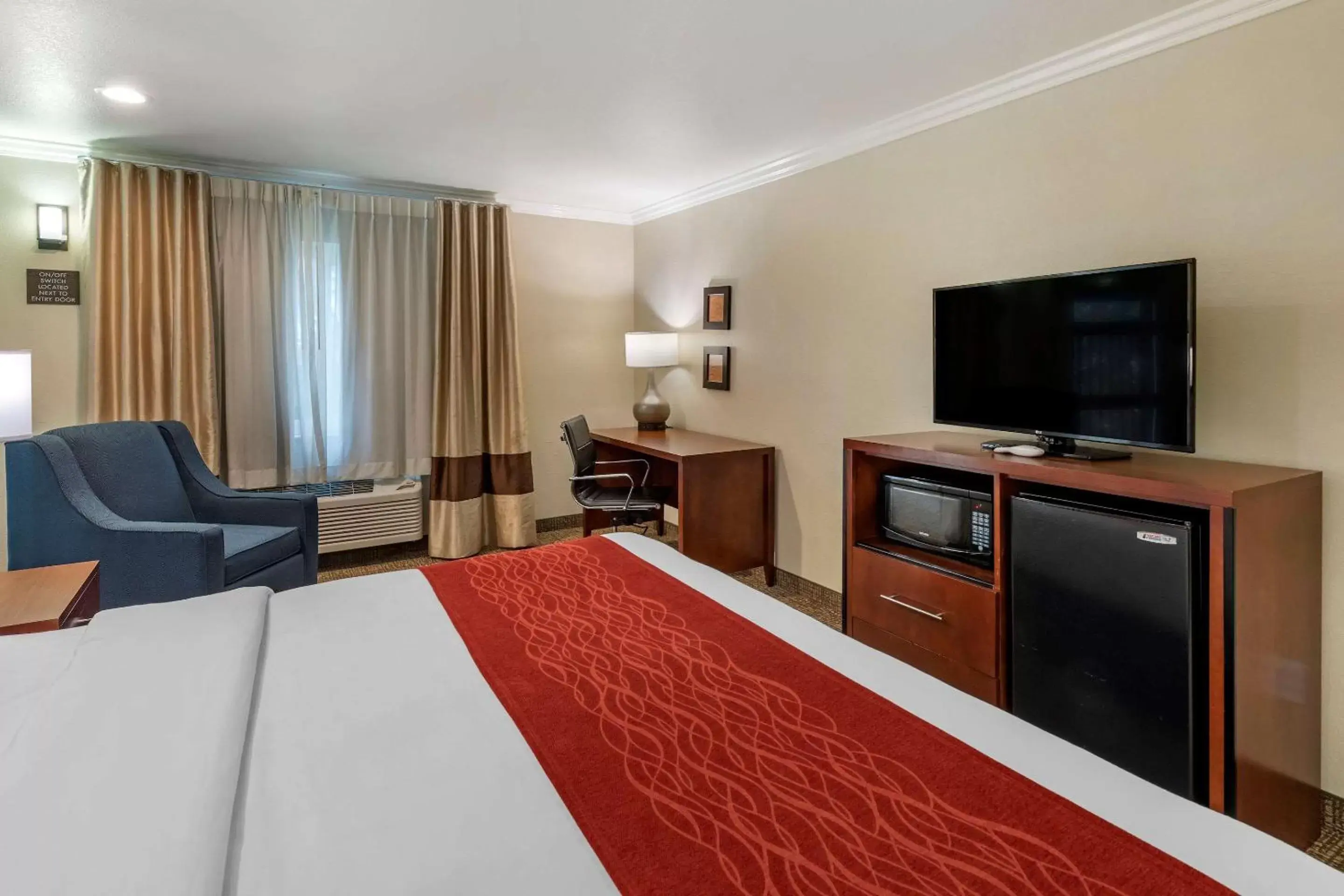 Bed, TV/Entertainment Center in Comfort Inn Fontana