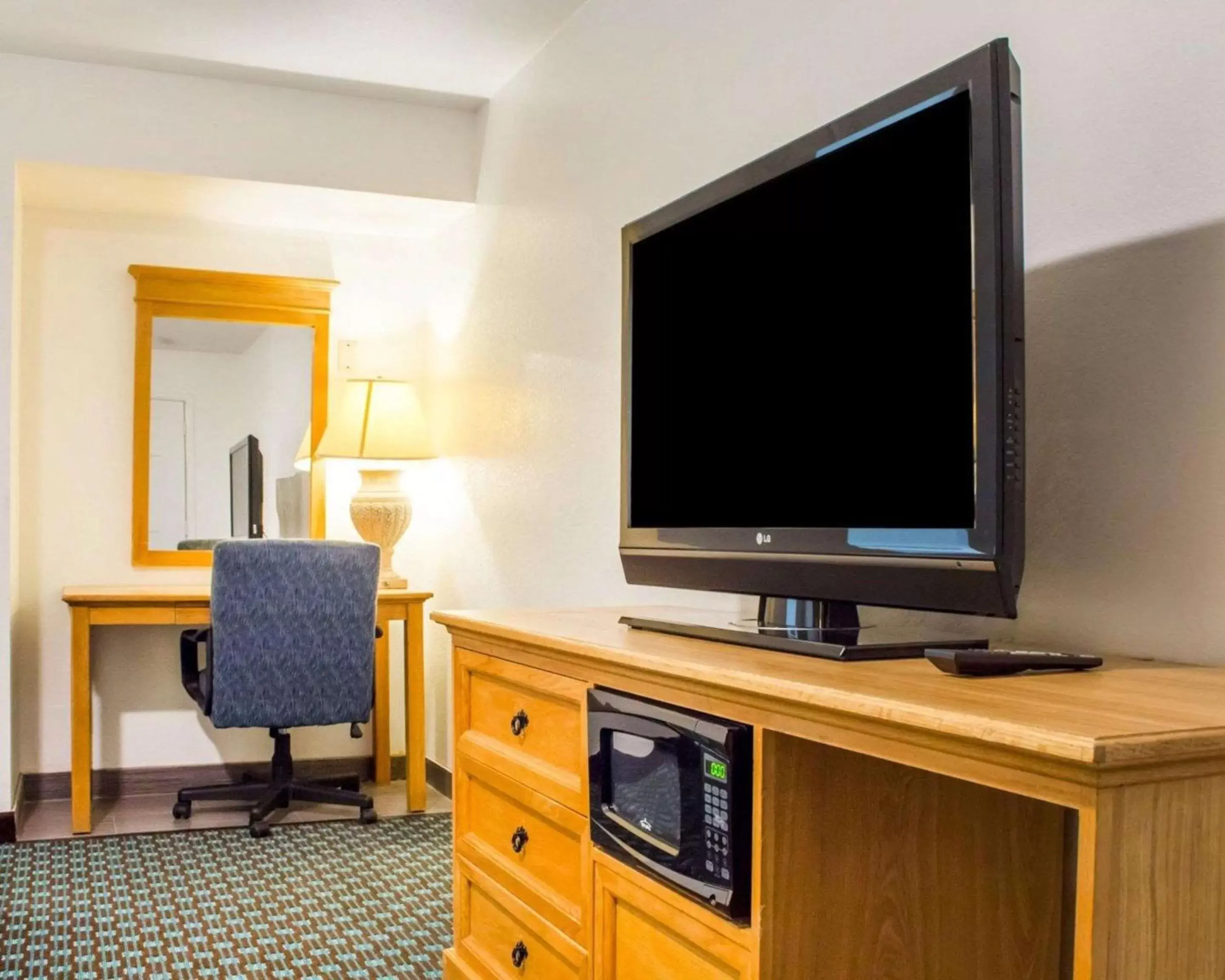 Photo of the whole room, TV/Entertainment Center in Rodeway Inn Old Town Scottsdale