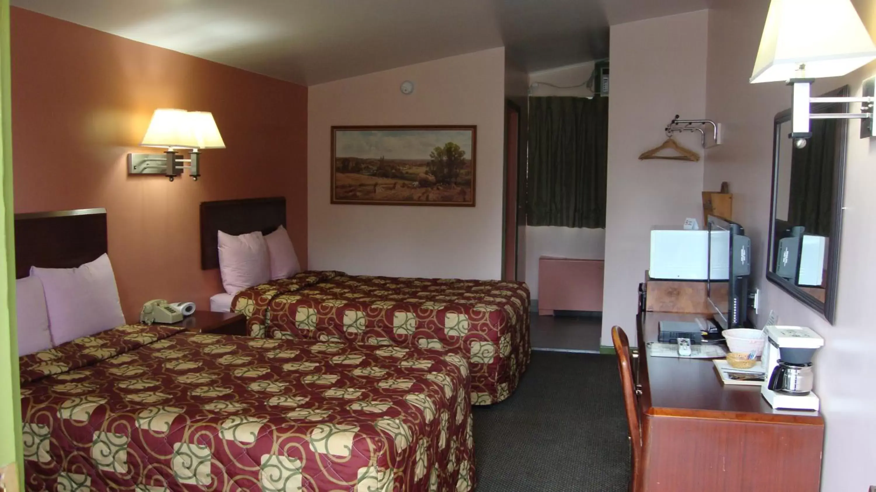 Photo of the whole room, Bed in Pinconning Trail Inn Motel