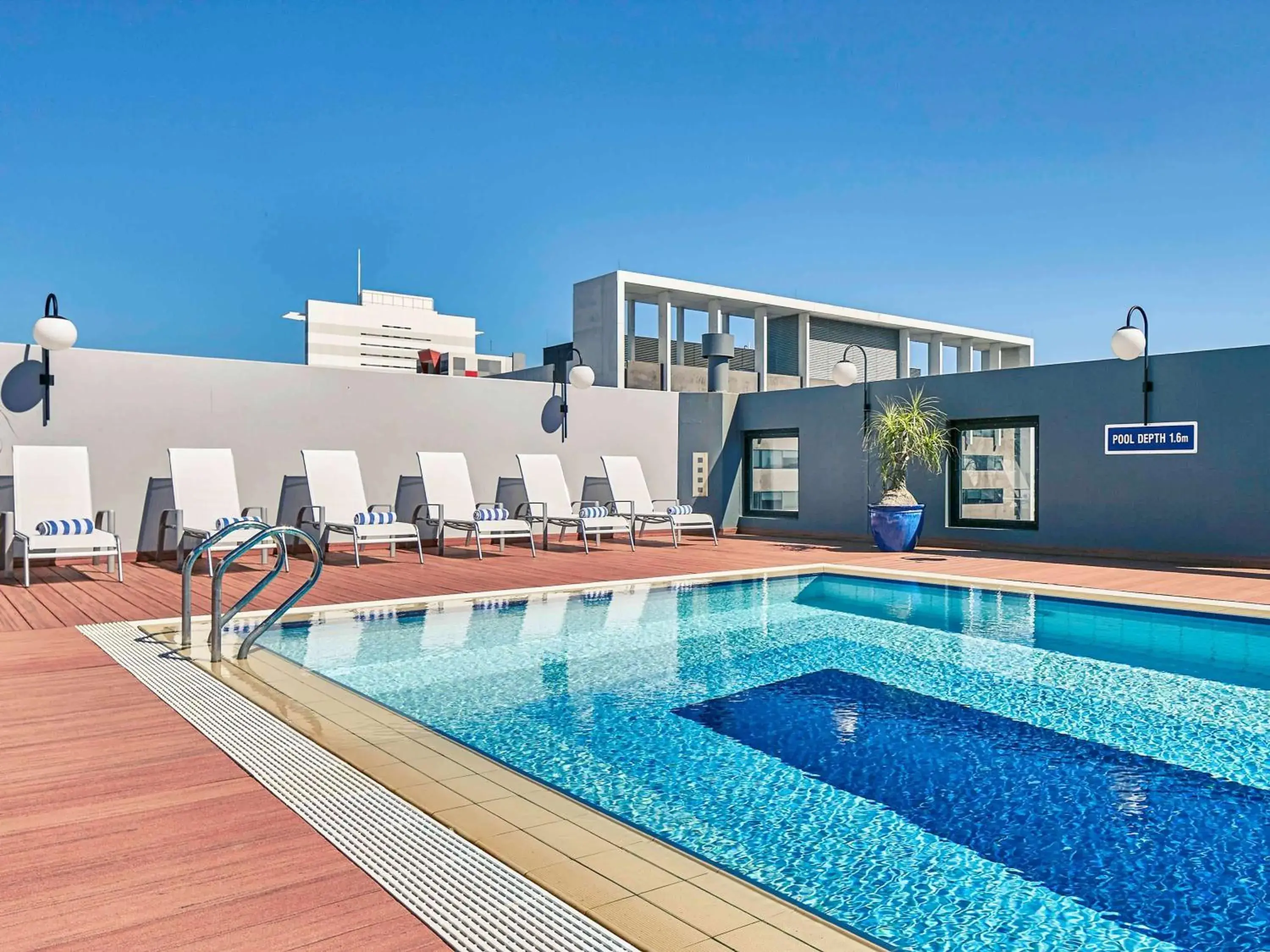 Property building, Swimming Pool in Mercure Perth