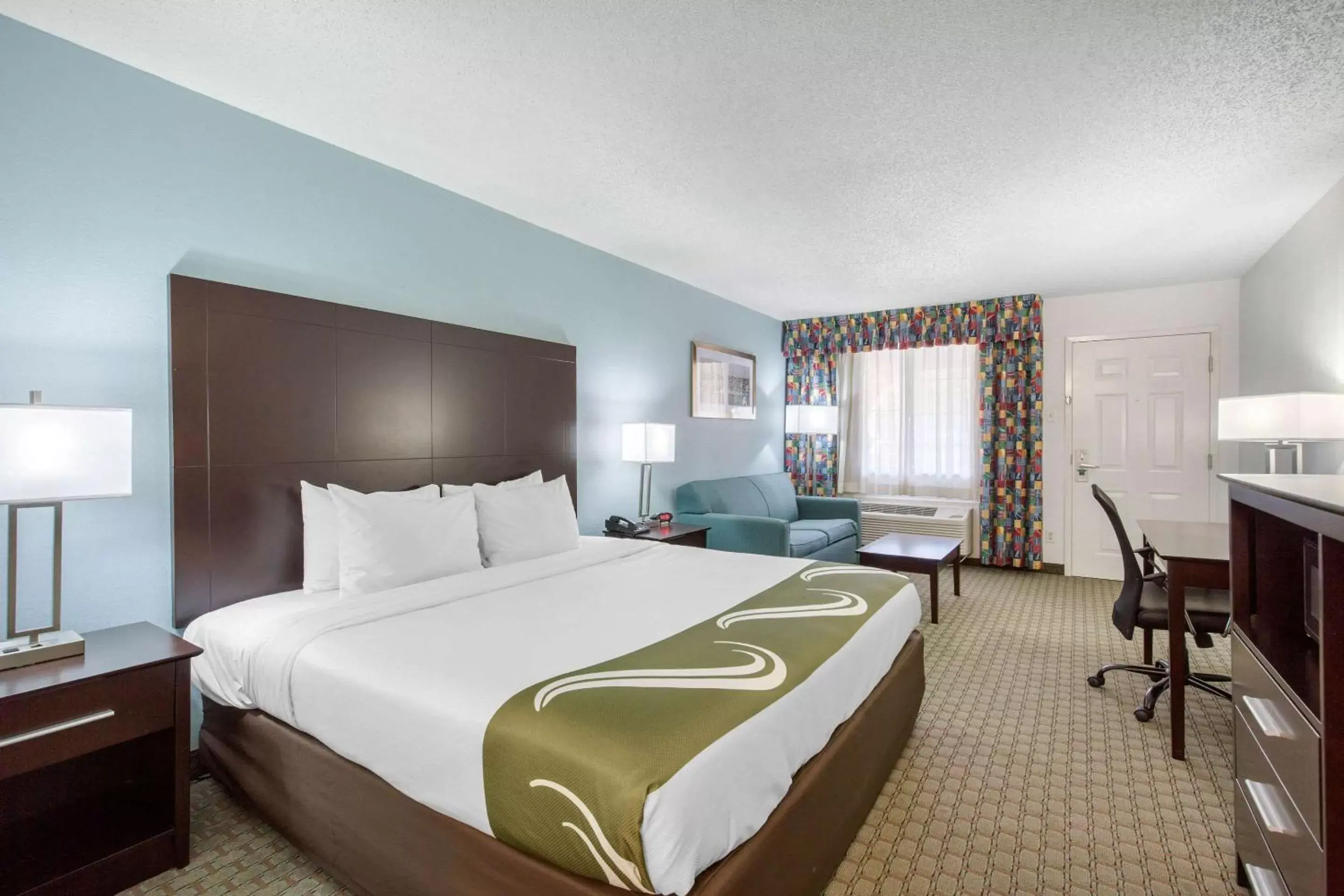 Photo of the whole room, Bed in Quality Inn Clute Freeport