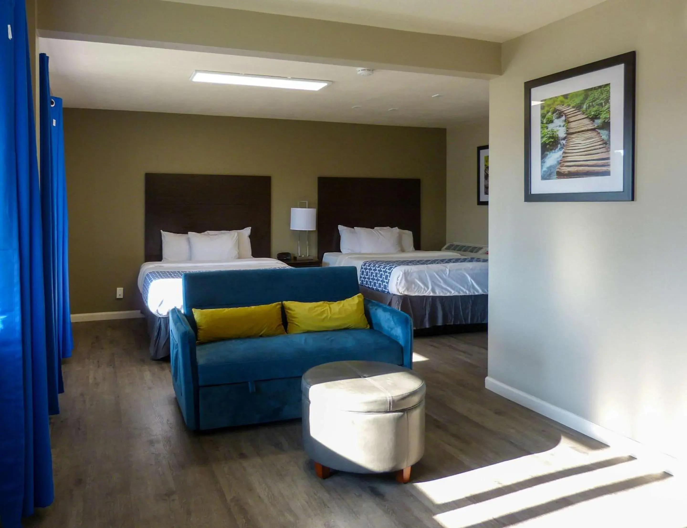 Bedroom, Seating Area in Rodeway Inn & Suites