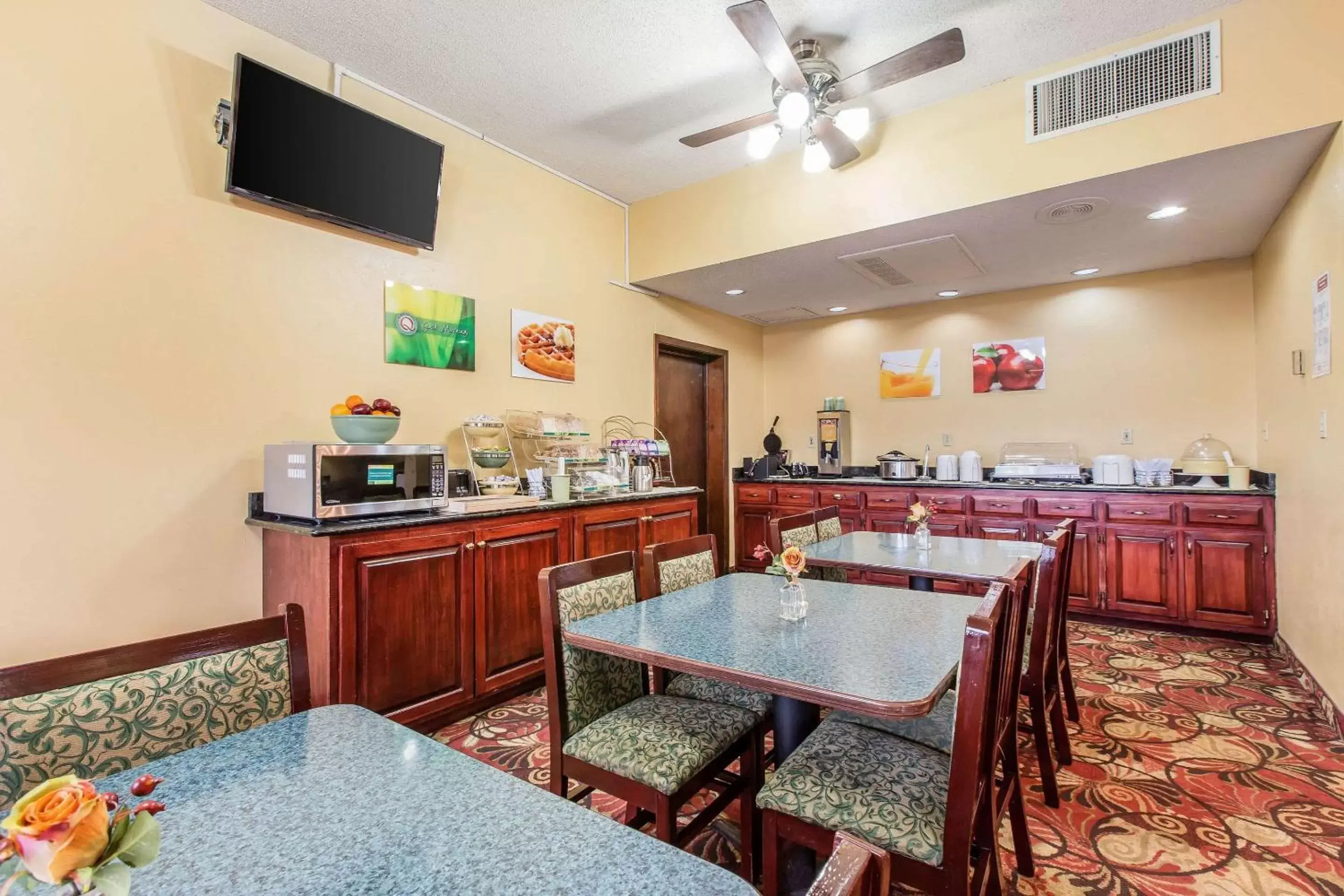 Restaurant/Places to Eat in Quality Inn