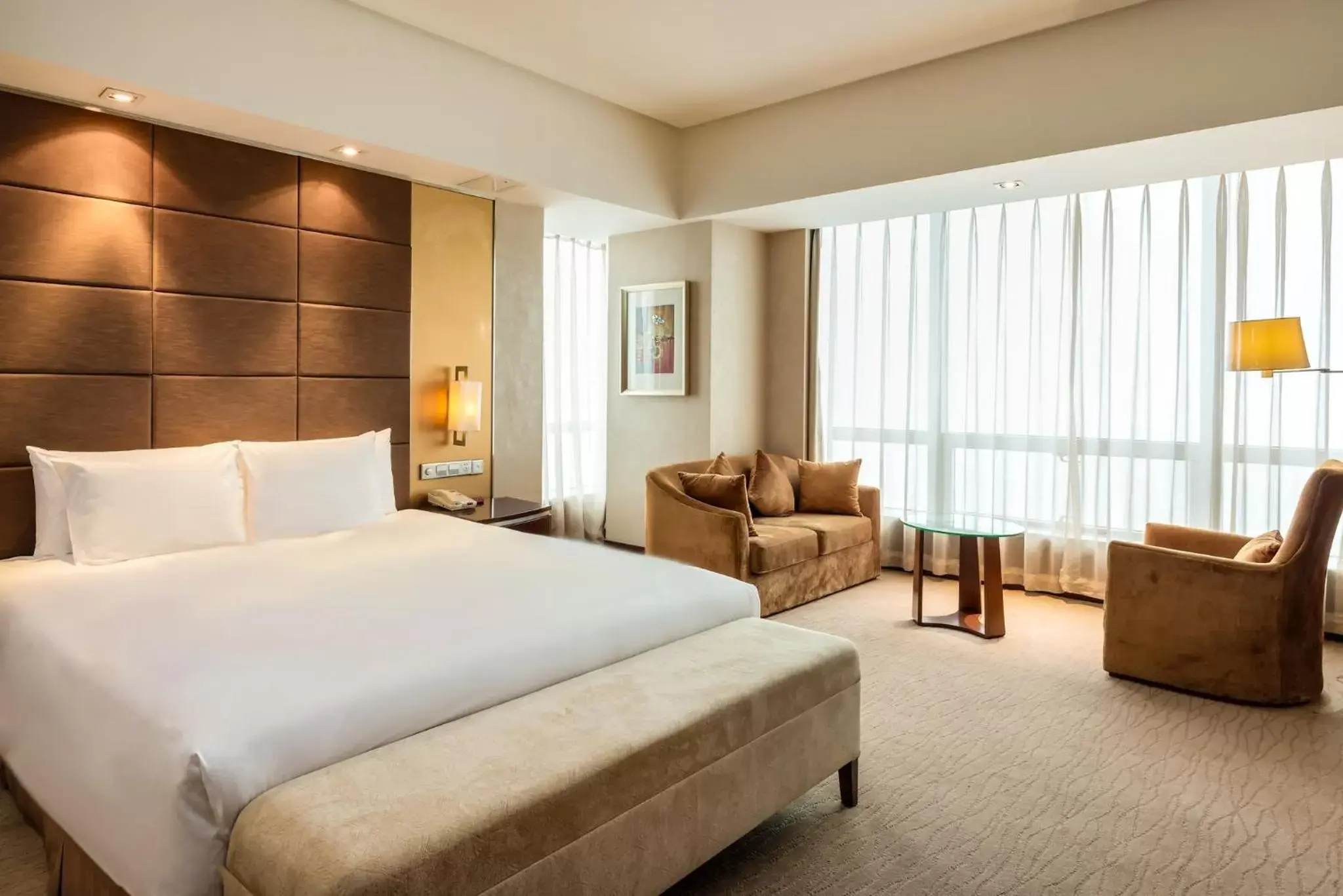 Bedroom in Crowne Plaza Yantai Sea View, an IHG Hotel