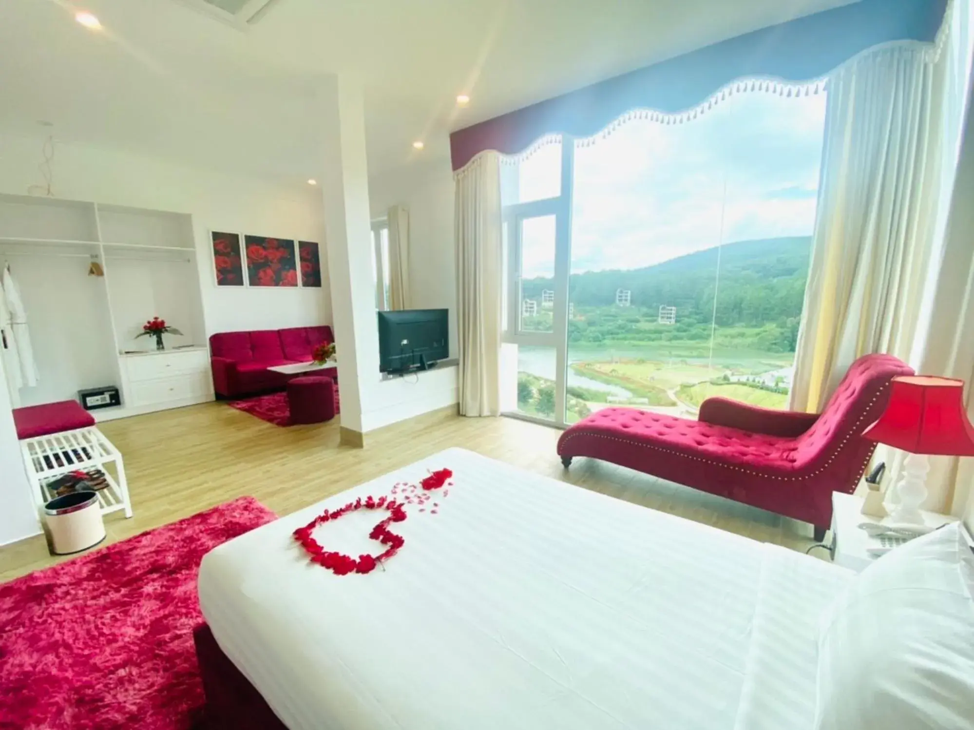 Photo of the whole room, Mountain View in Dalat Wonder  Resort