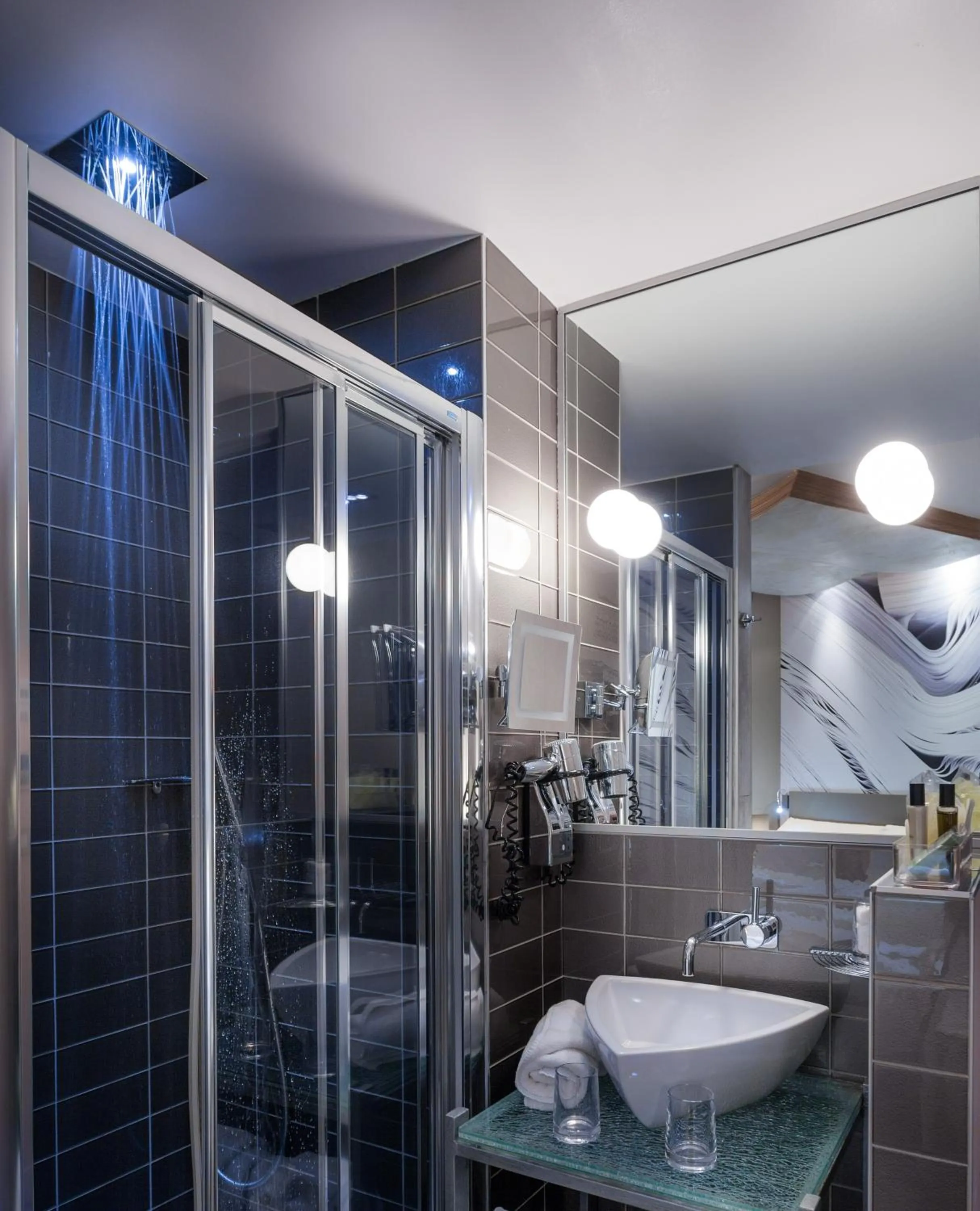 Bathroom in Apostrophe Hôtel