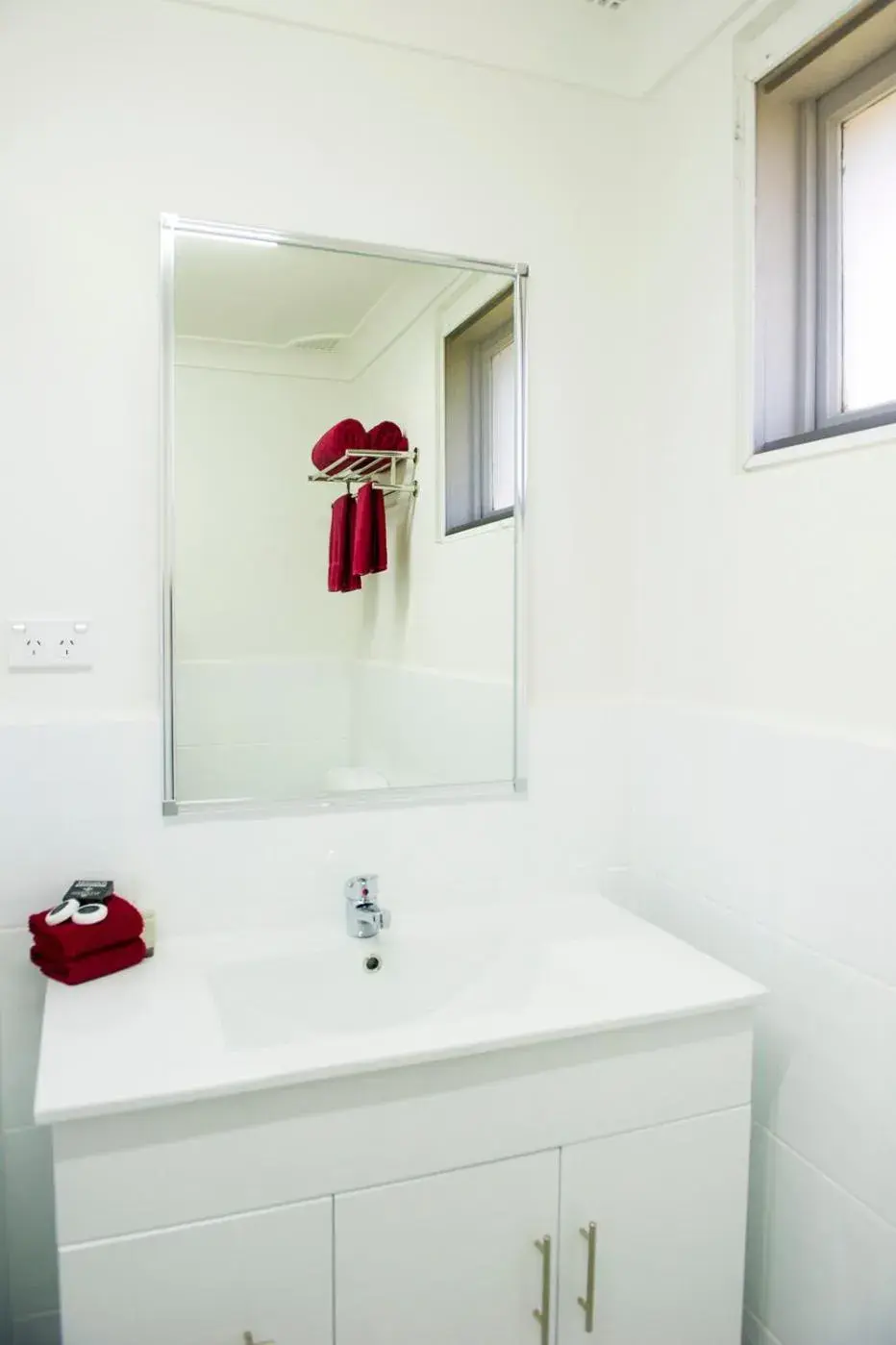 Bathroom in Cherry Blossom Motor Inn