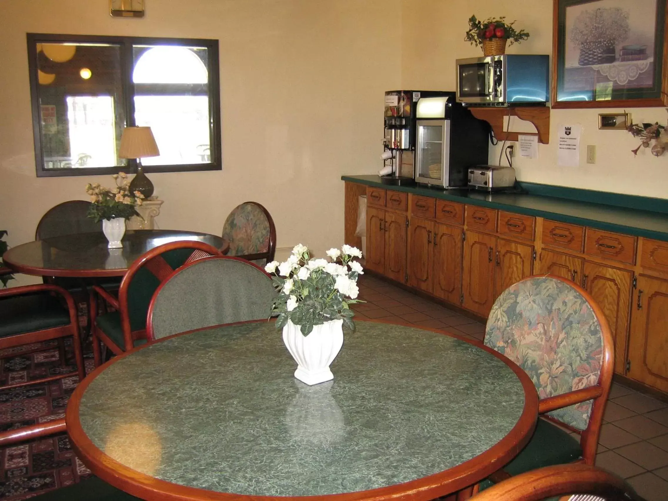 Lounge or bar, Restaurant/Places to Eat in Knights Inn Litchfield