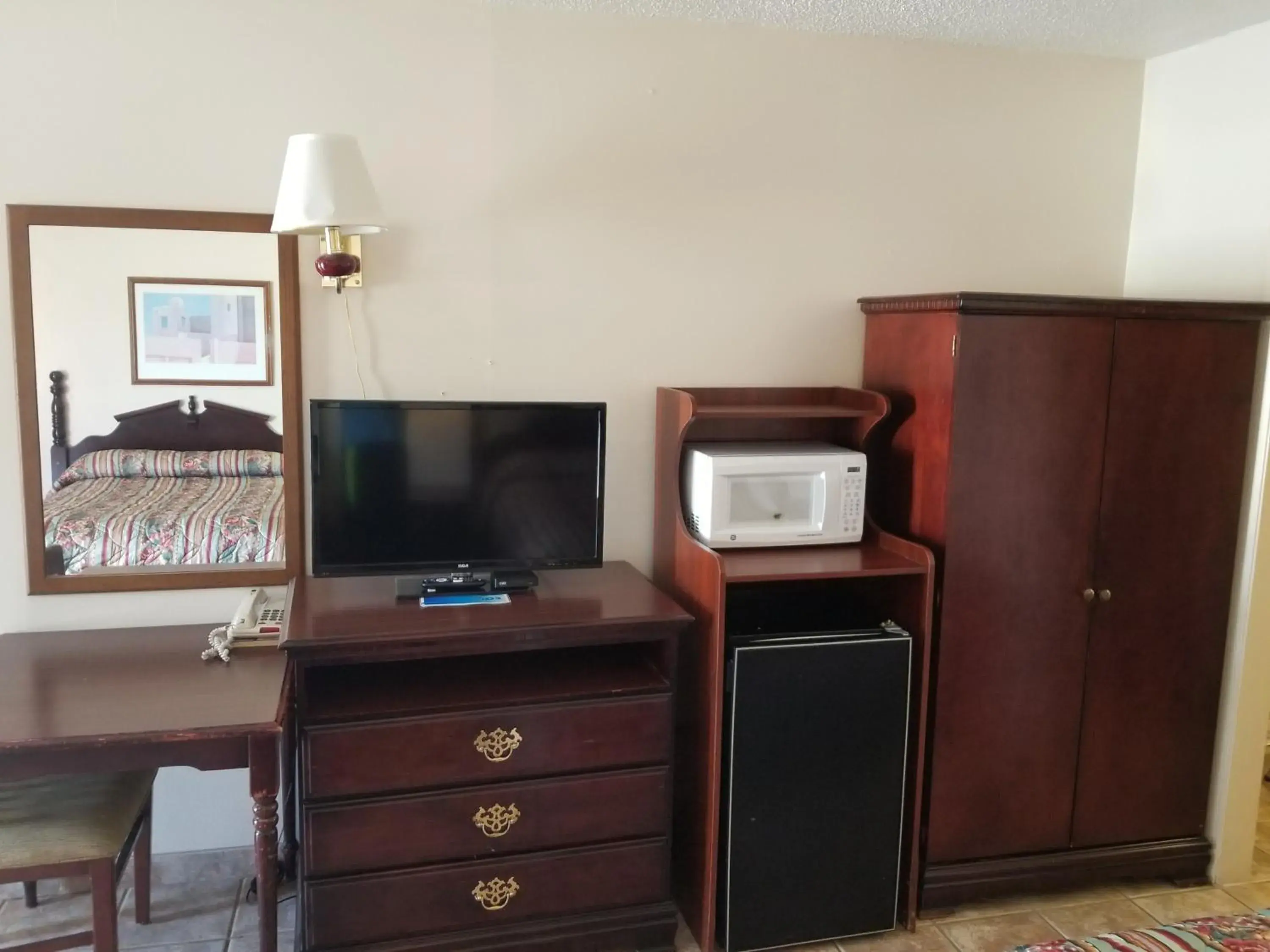 TV and multimedia, TV/Entertainment Center in Americas Best Value Inn Arkansas City