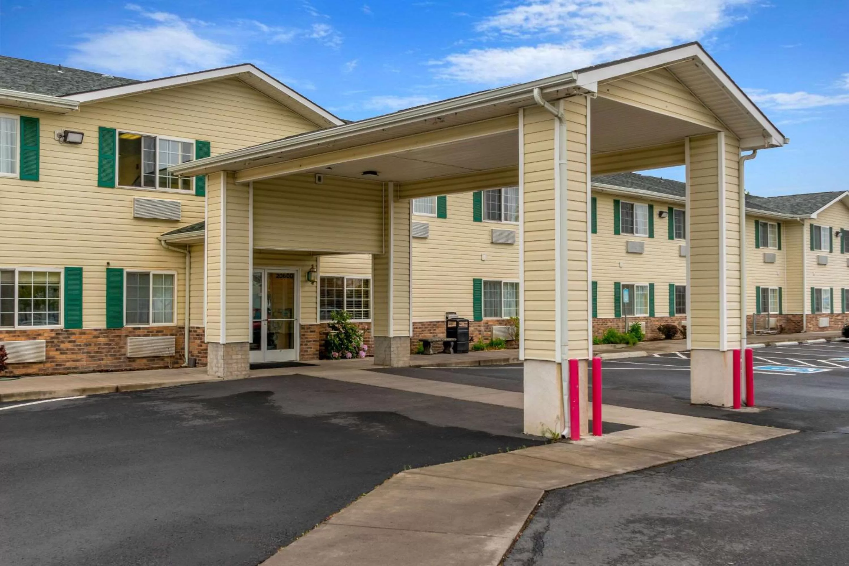 Property building in Quality Inn Bend North