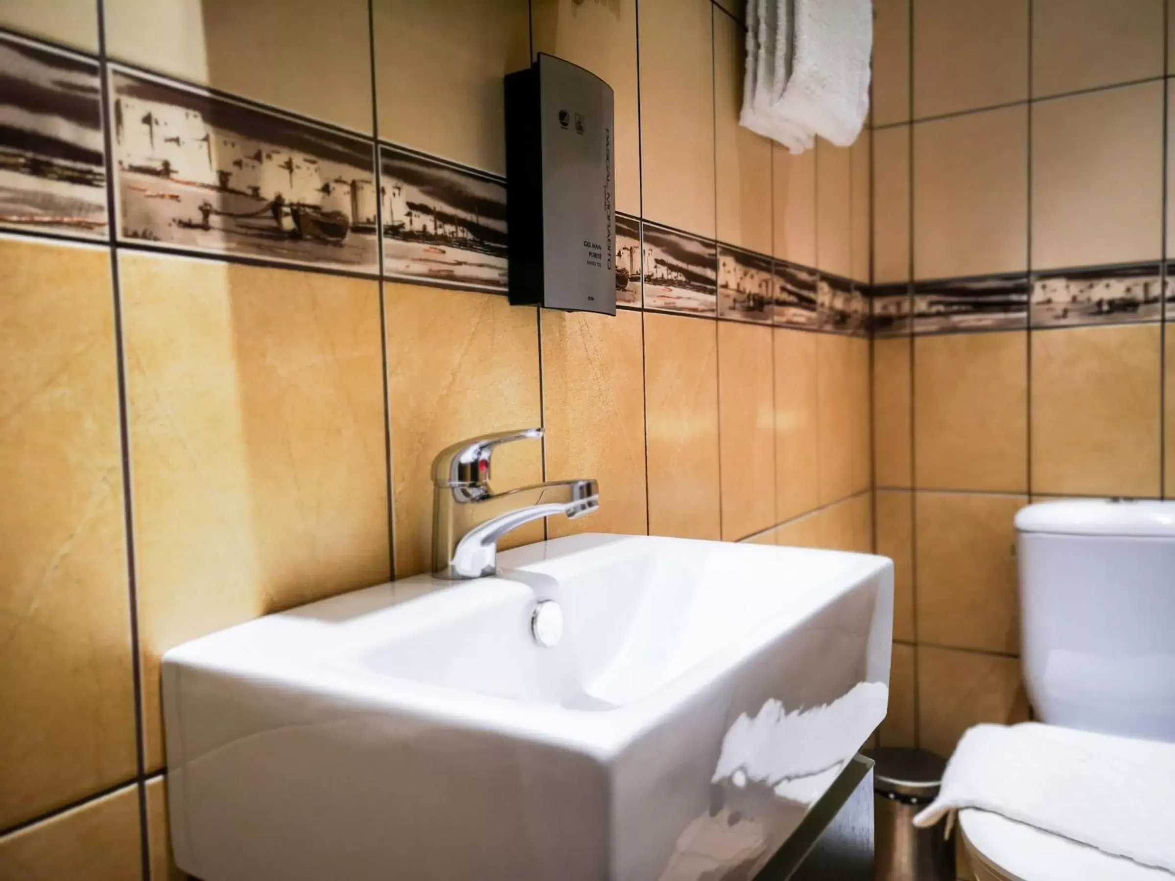 Shower, Bathroom in Best Western Plaza Hotel