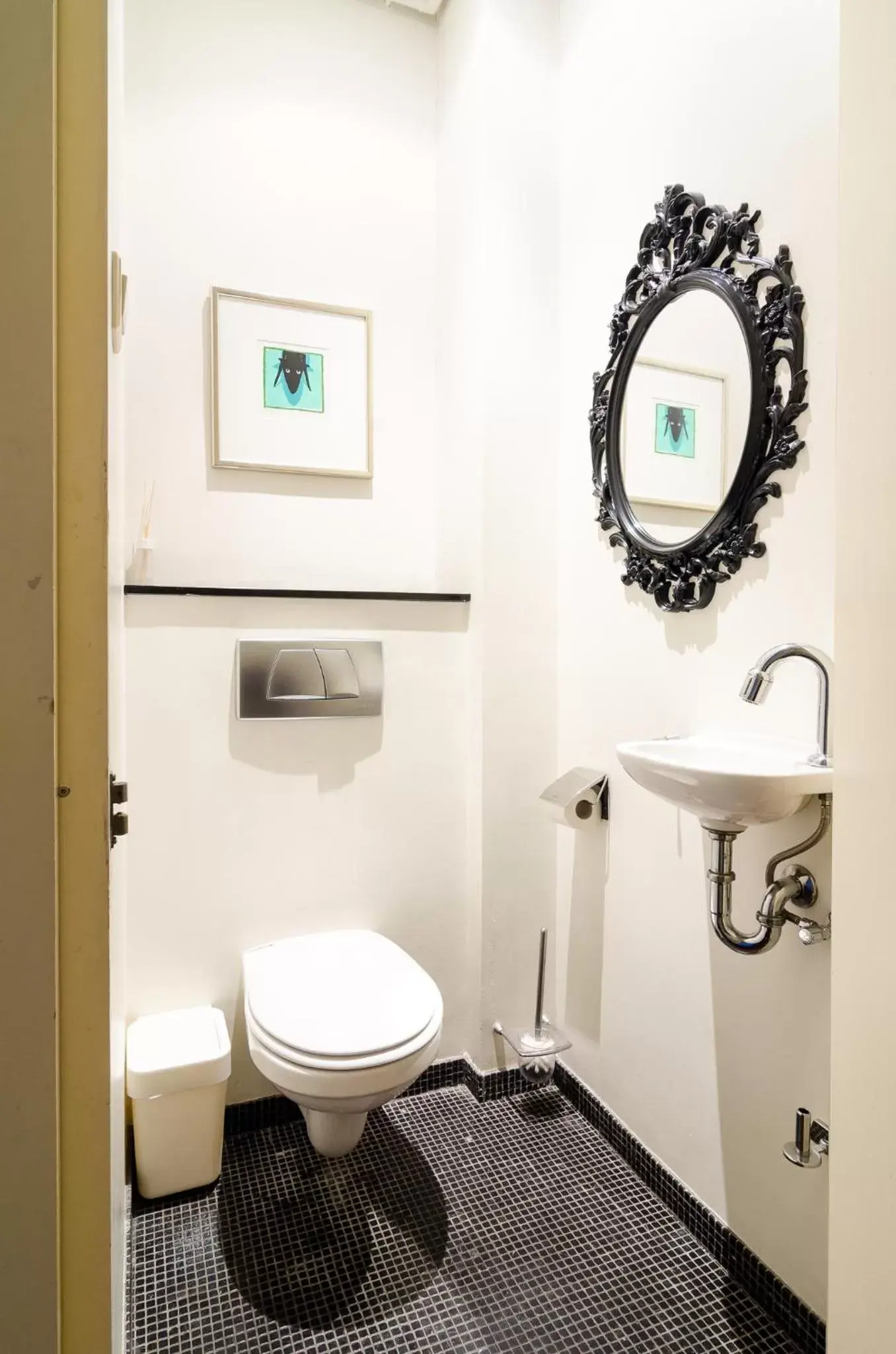 Toilet, Bathroom in Marnix Modern: Supercentral 8P