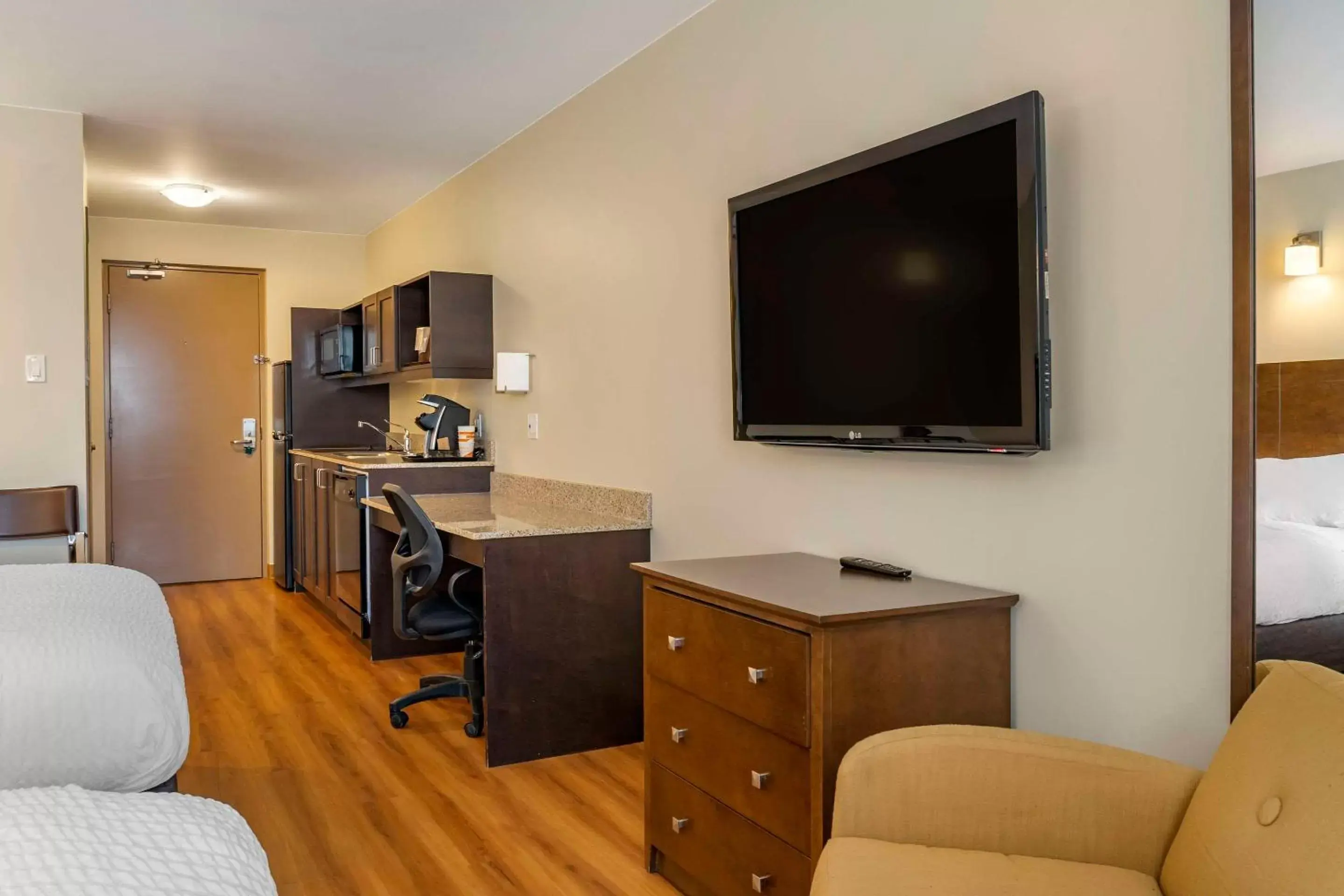 Bedroom, TV/Entertainment Center in Quality Inn Winkler