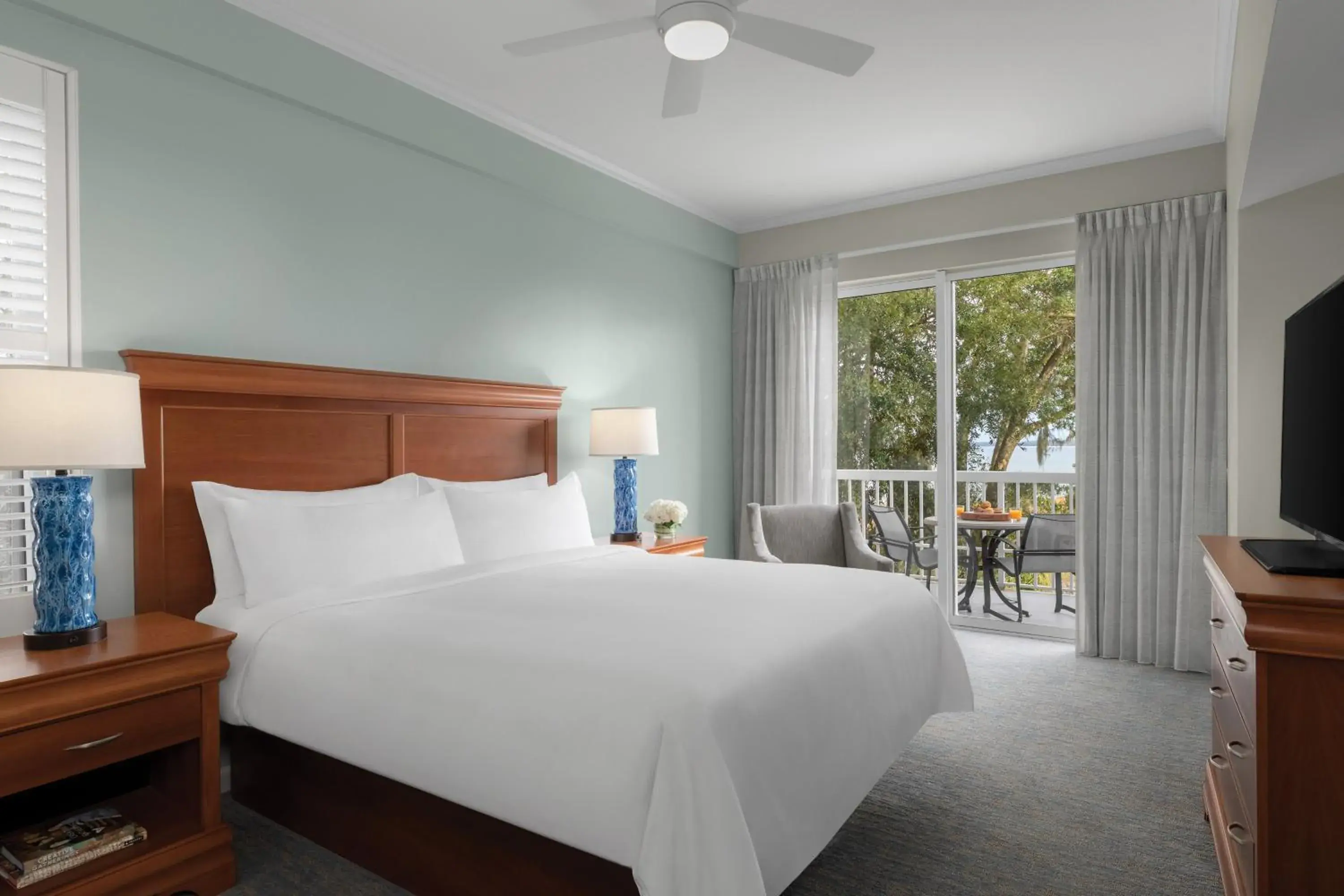 Bedroom, Bed in Marriott's Harbour Club