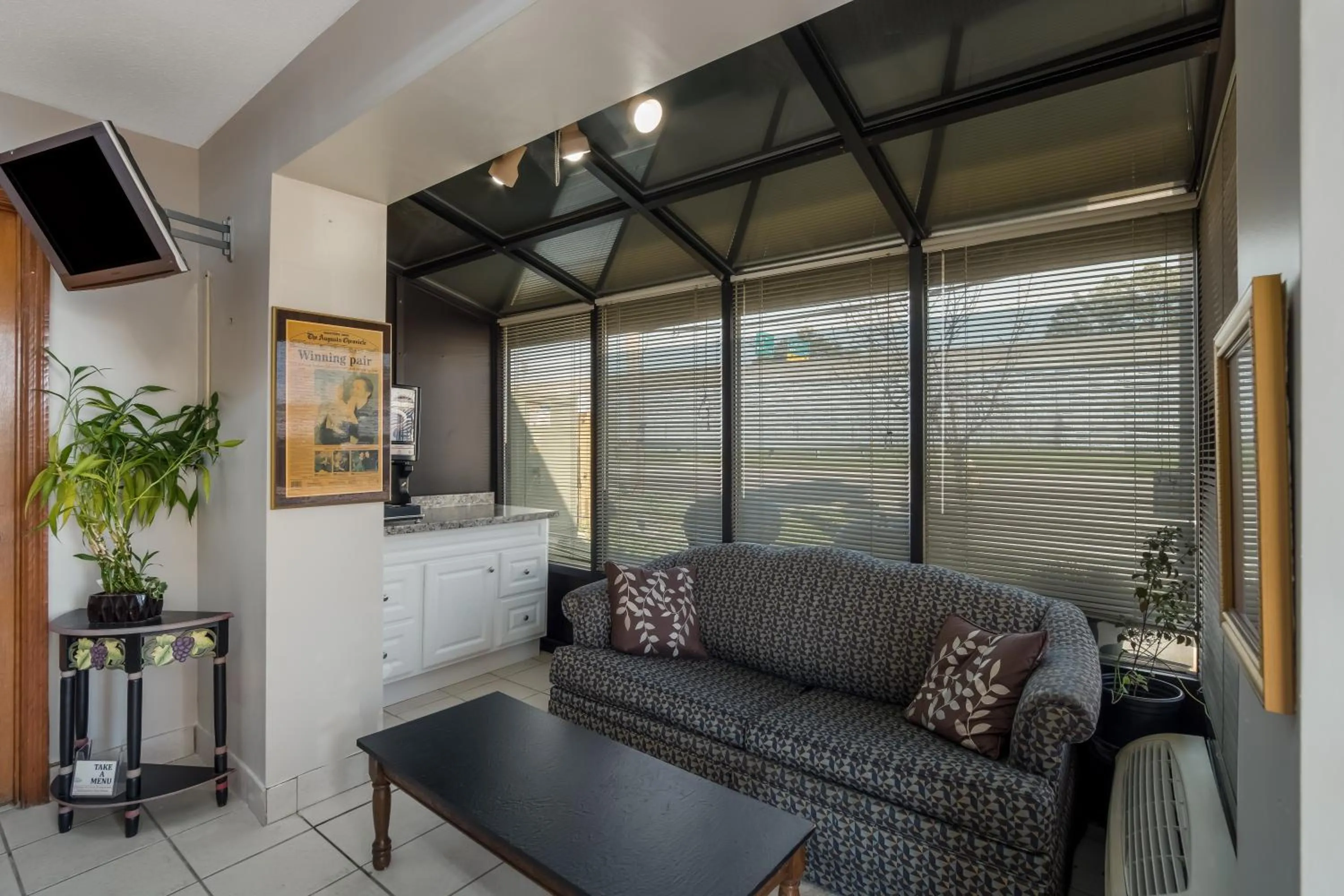 Seating area in Rodeway Inn Augusta West - Fort Gordon