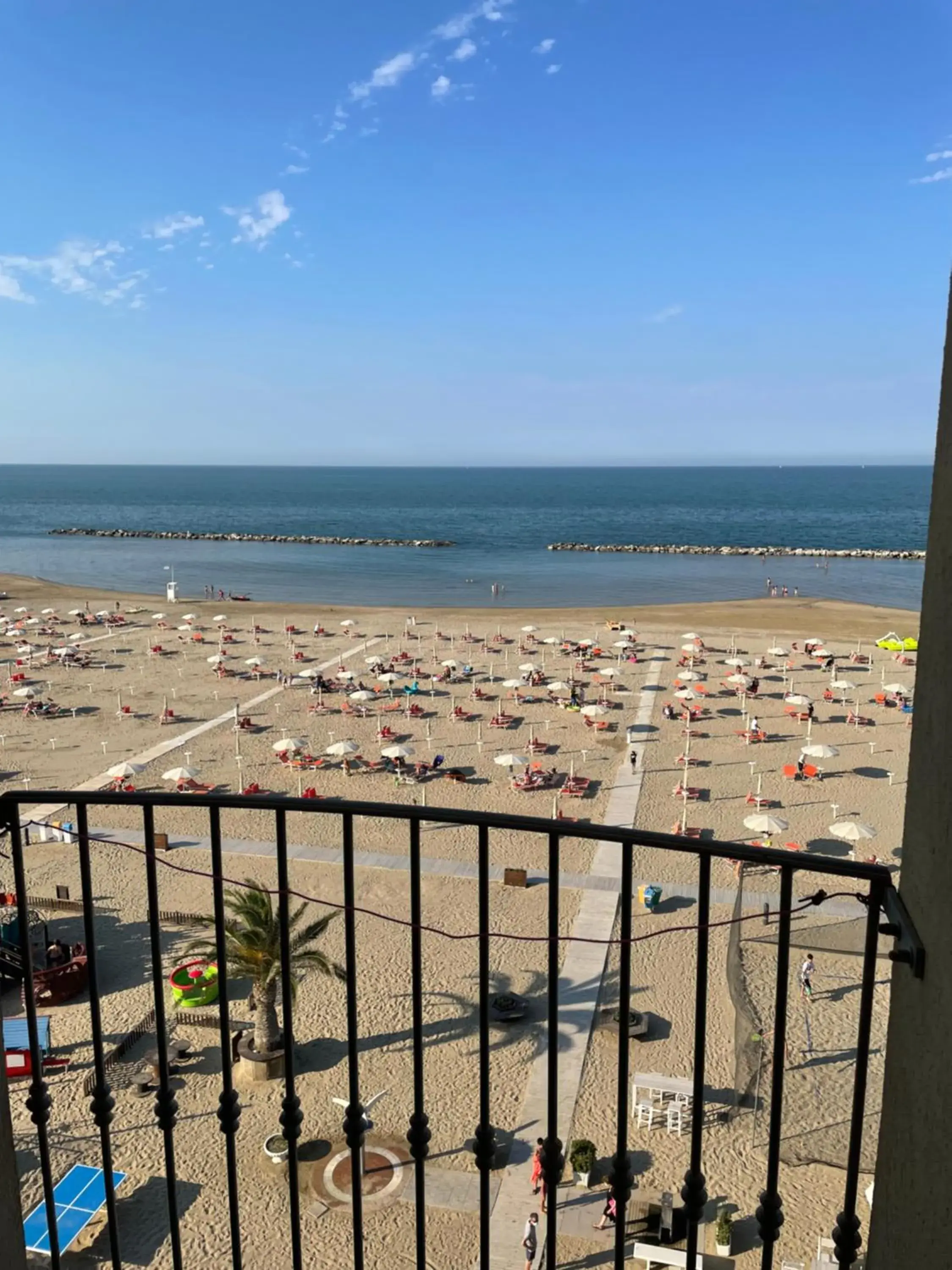 Communal lounge/ TV room, Beach in Hotel Blumen