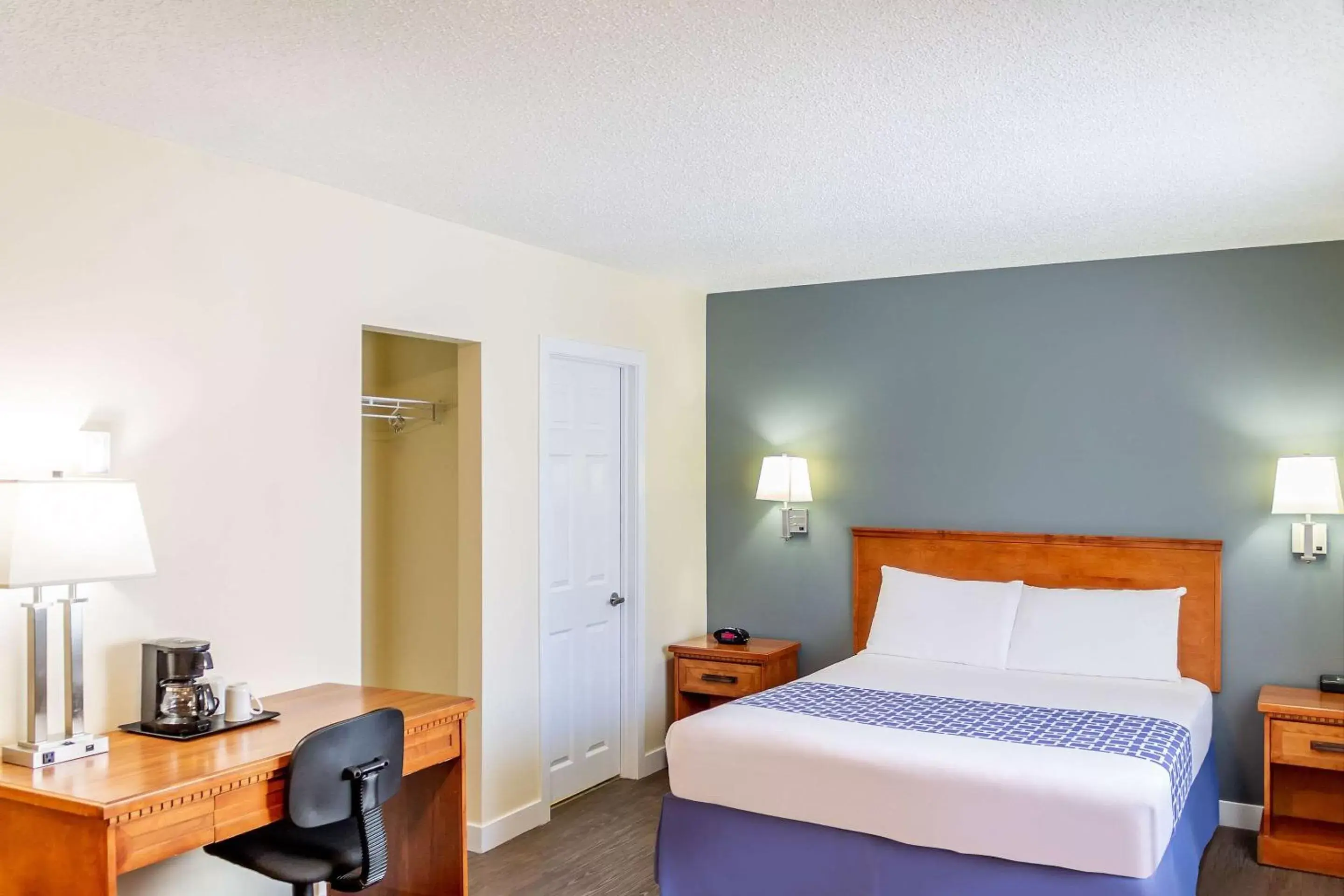 Bedroom, Bed in Econo Lodge Inn & Suites University