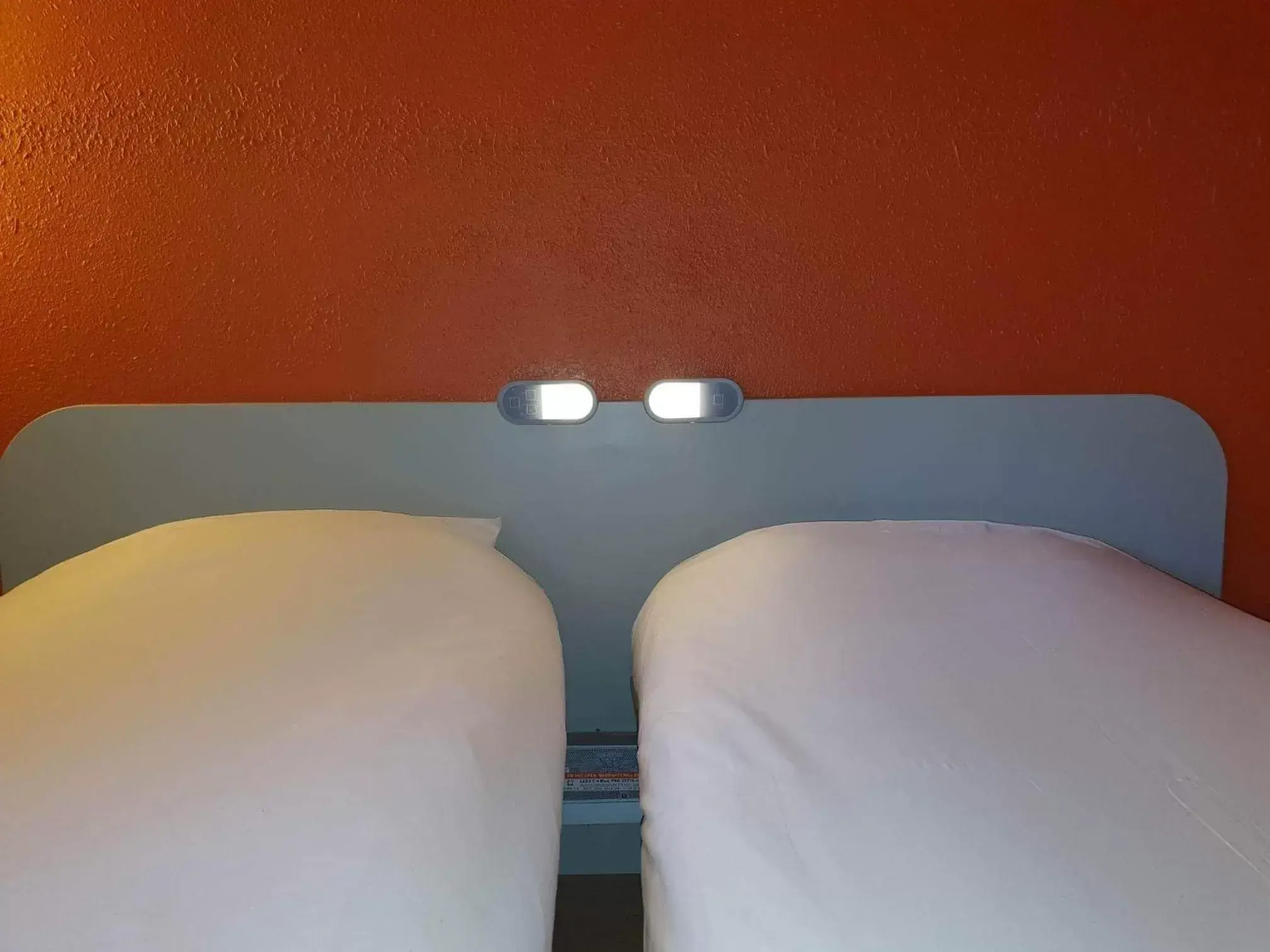 Bed in Cit'hotel Design Booking Evry Saint-Germain-lès-Corbeil Sénart