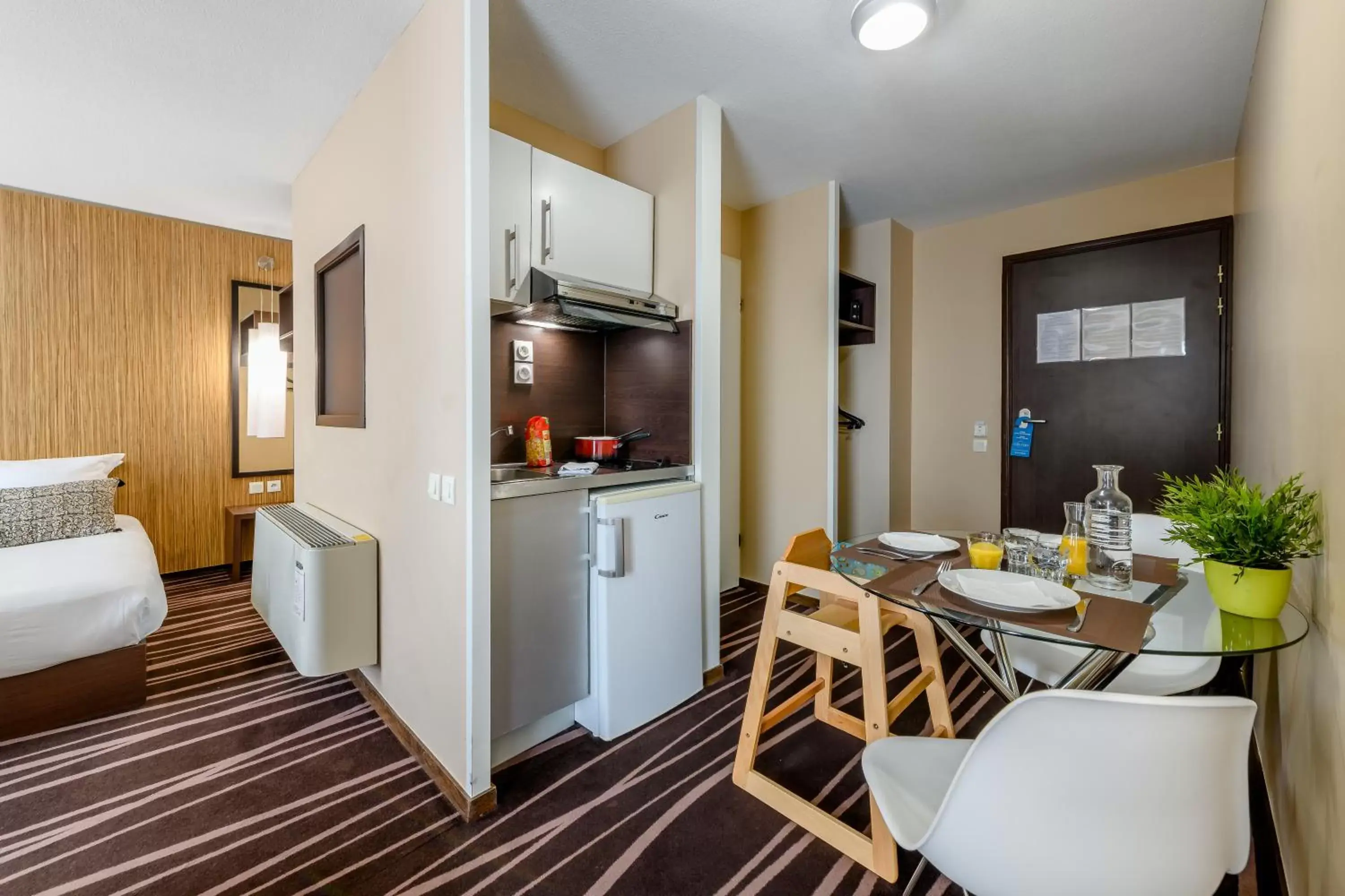 Kitchen or kitchenette, Dining Area in Zenitude Hôtel-Résidences Bordeaux Bègles