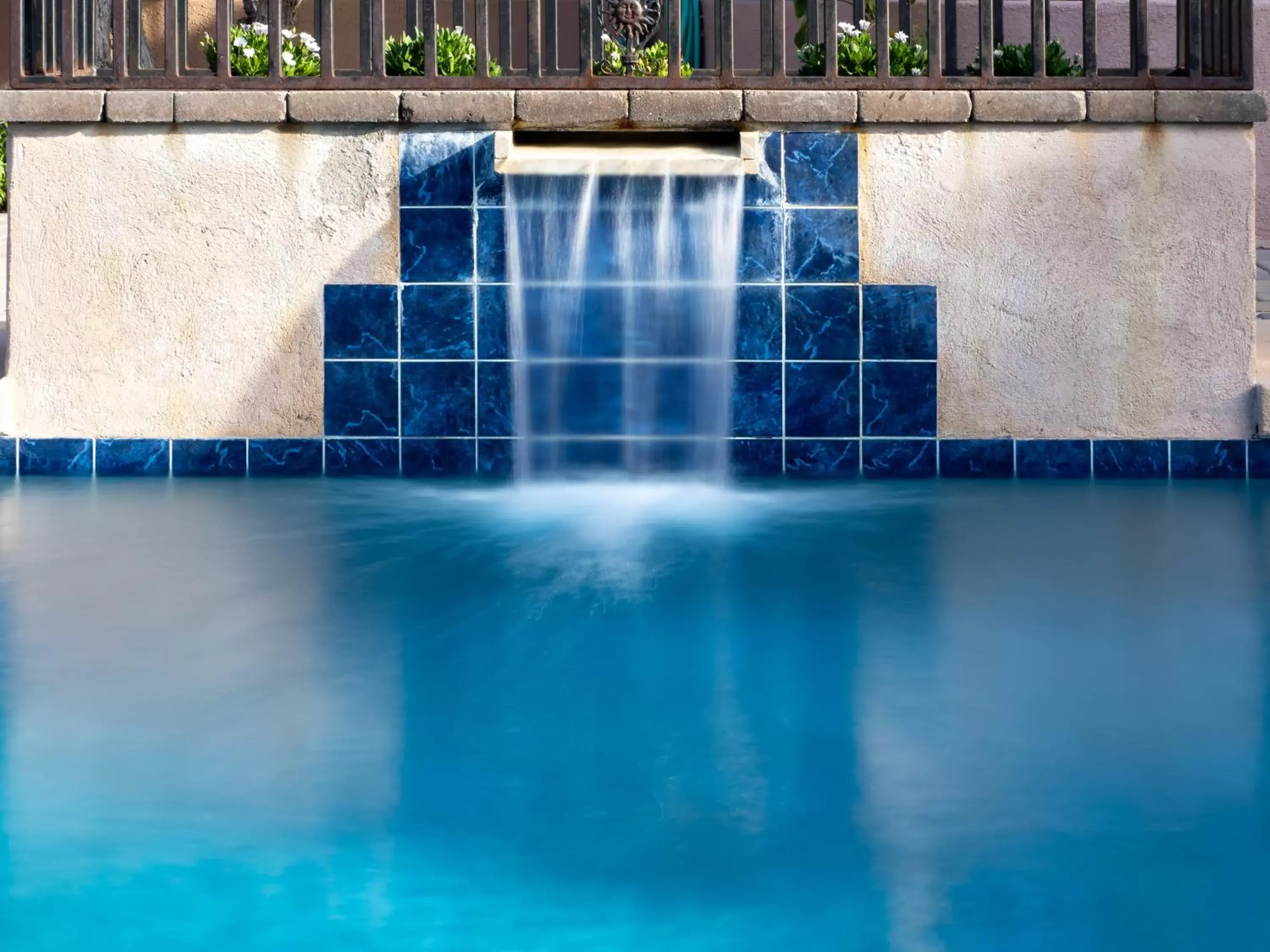 Swimming pool in Sky Ranch Lodge Swimming pool in Sky Ranch Lodge