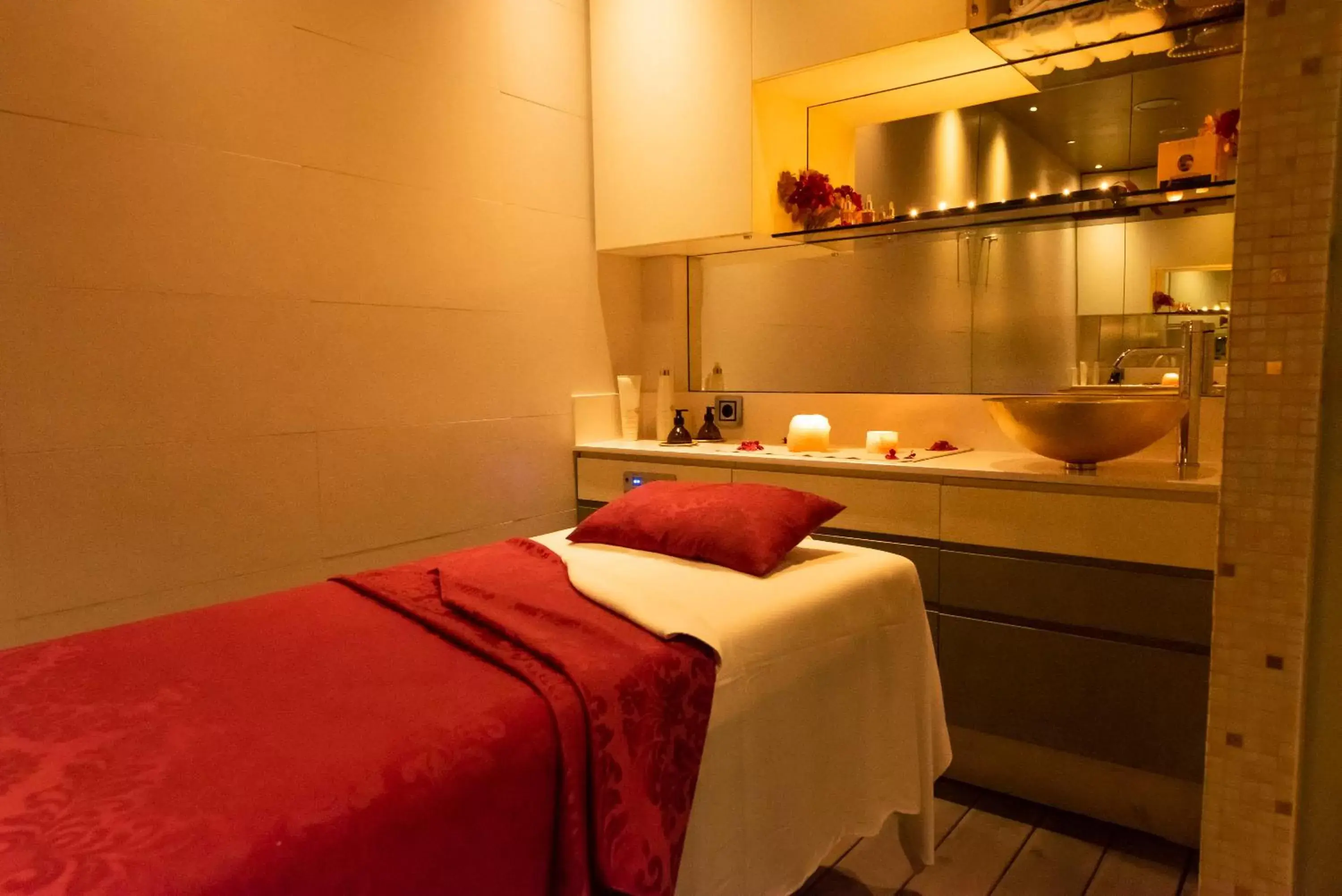 Massage, Kitchen/Kitchenette in Hotel & Spa Princesa Munia