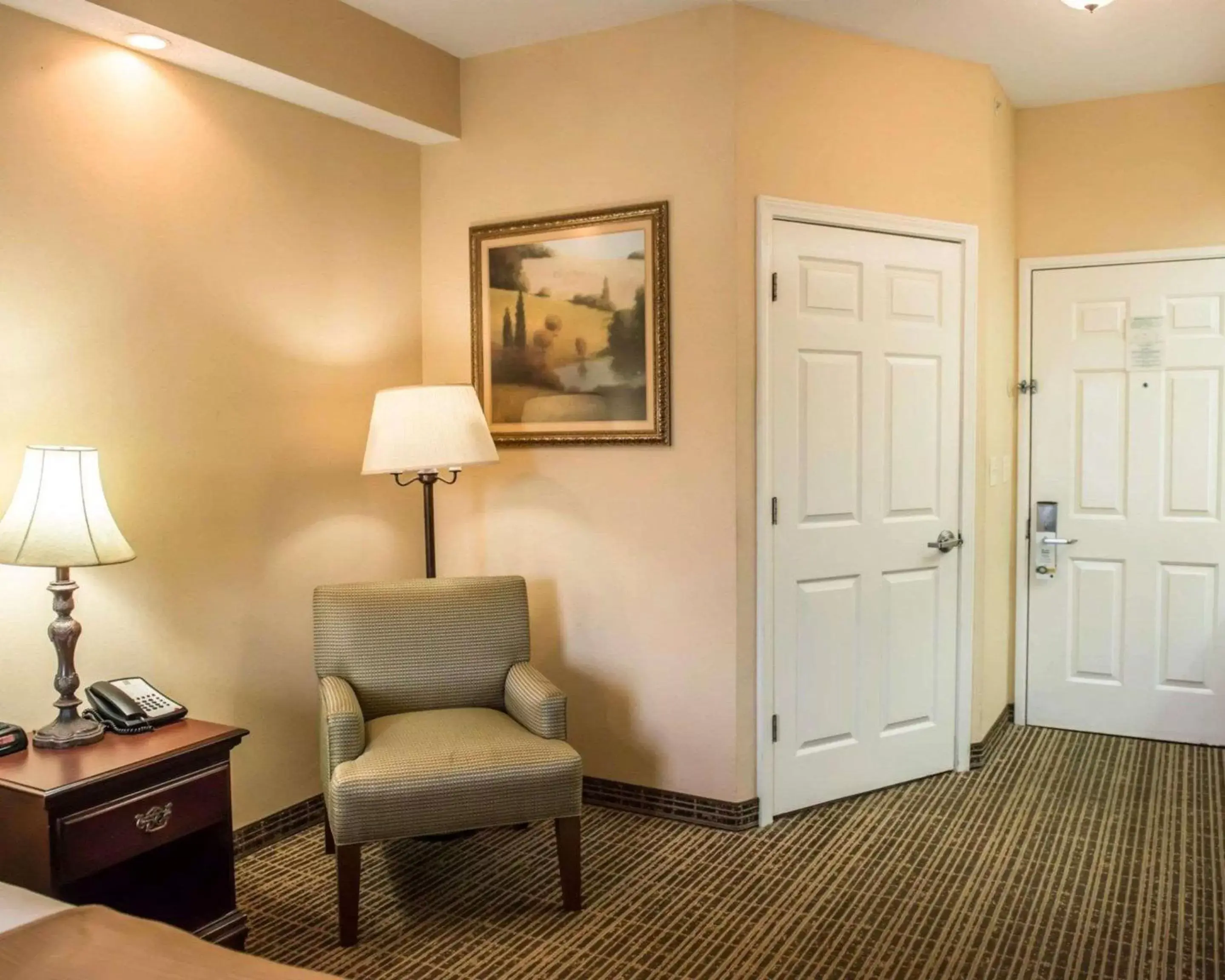 Photo of the whole room, Seating Area in Quality Inn Lake City