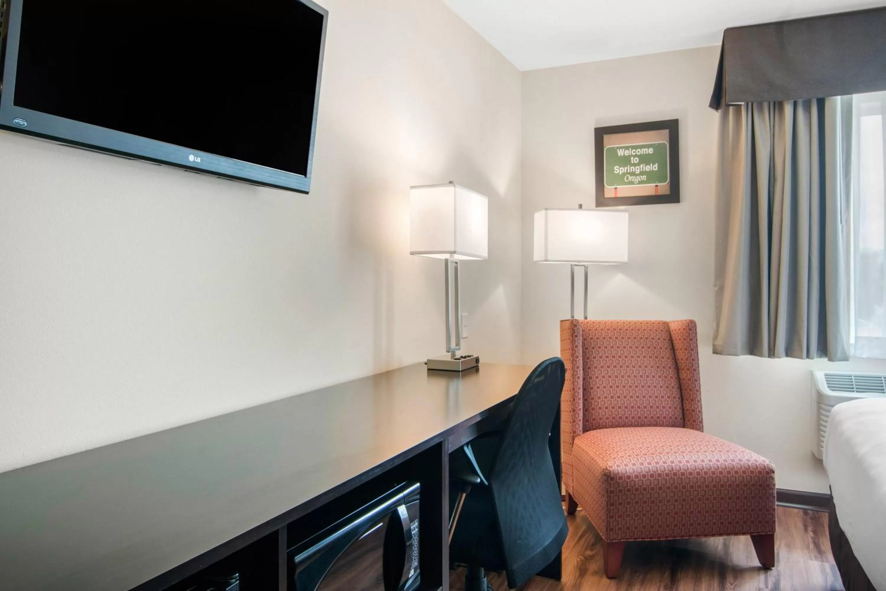 Bed in Econo Lodge Inn & Suites Springfield Main Street