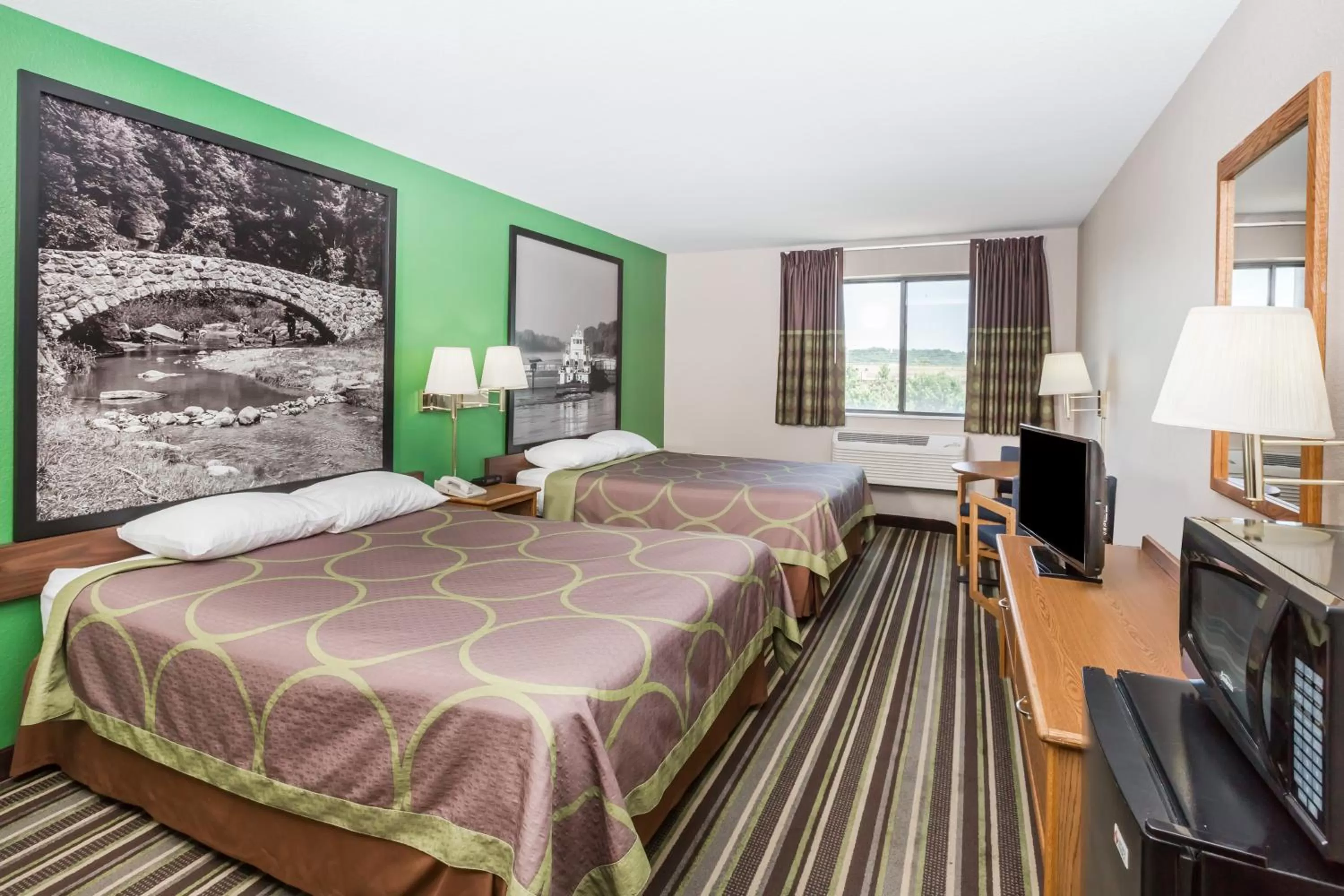 Photo of the whole room, Bed in Super 8 by Wyndham Sioux City South