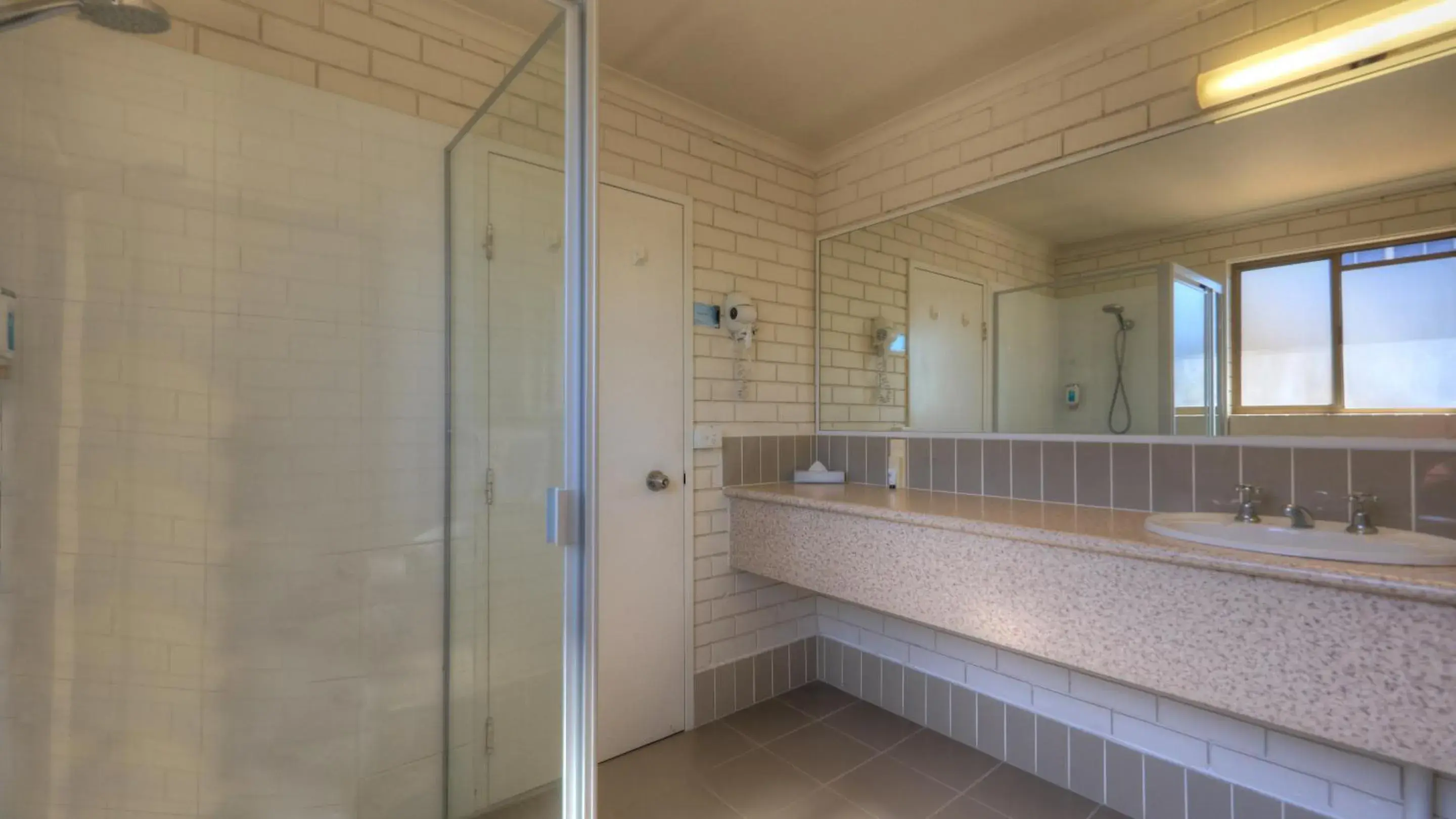 Shower, Bathroom in Cleveland Bay Air Motel
