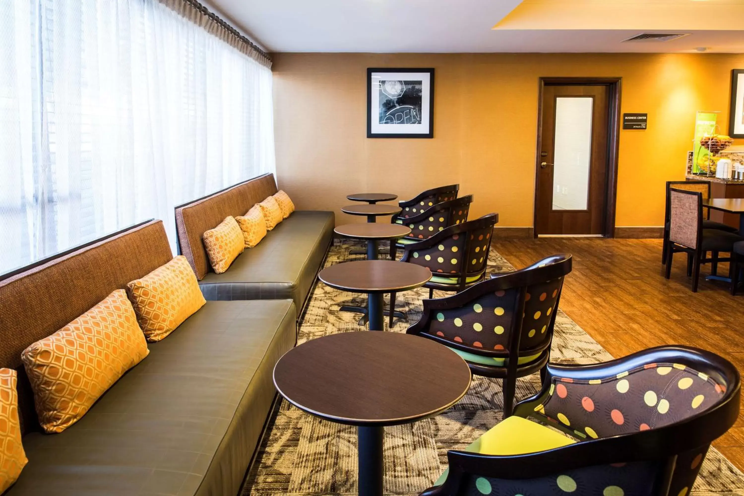 Dining area, Seating Area in Hampton Inn Philadelphia-Airport