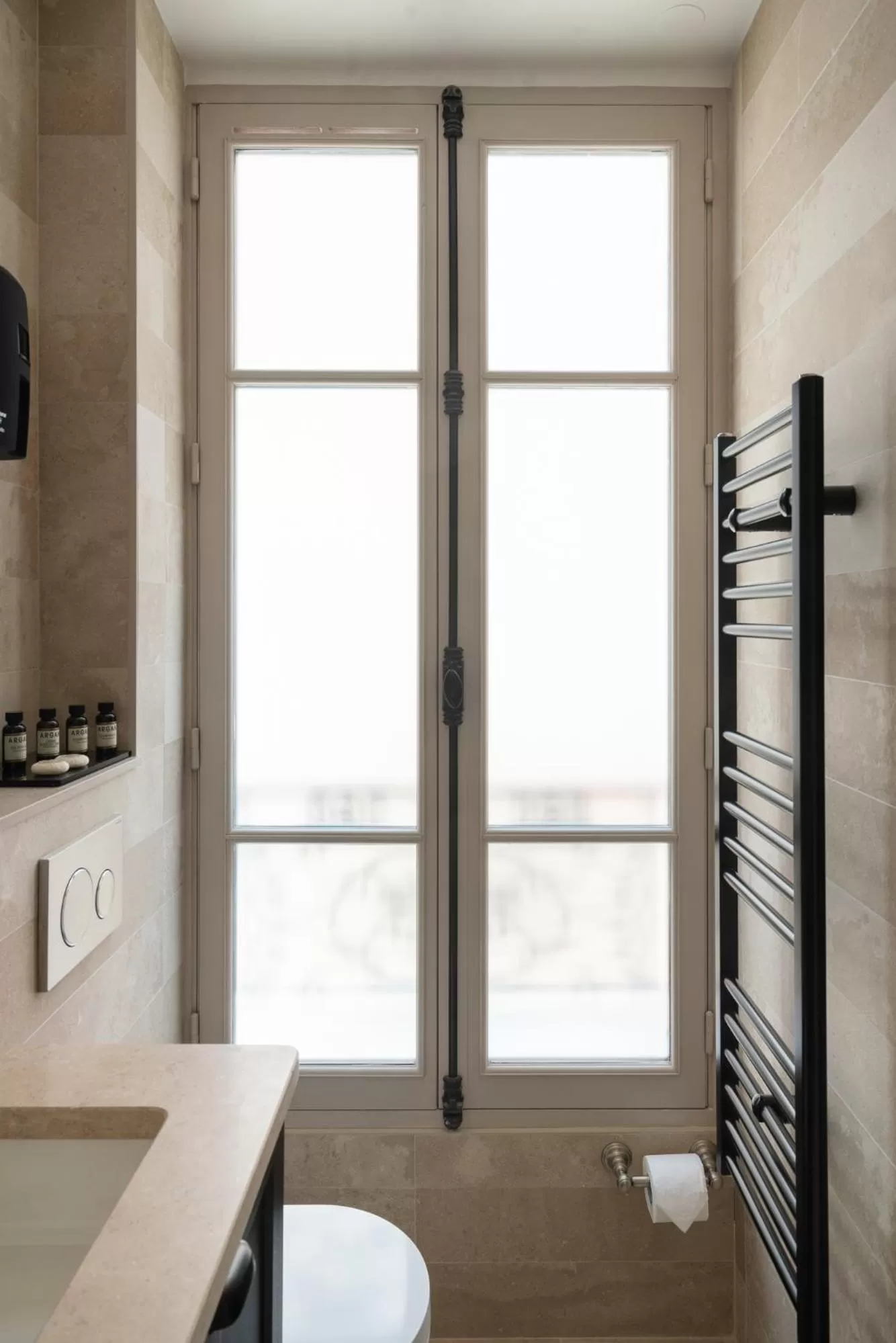 Bathroom in Hotel Saint-Louis en L'Isle - Notre-Dame