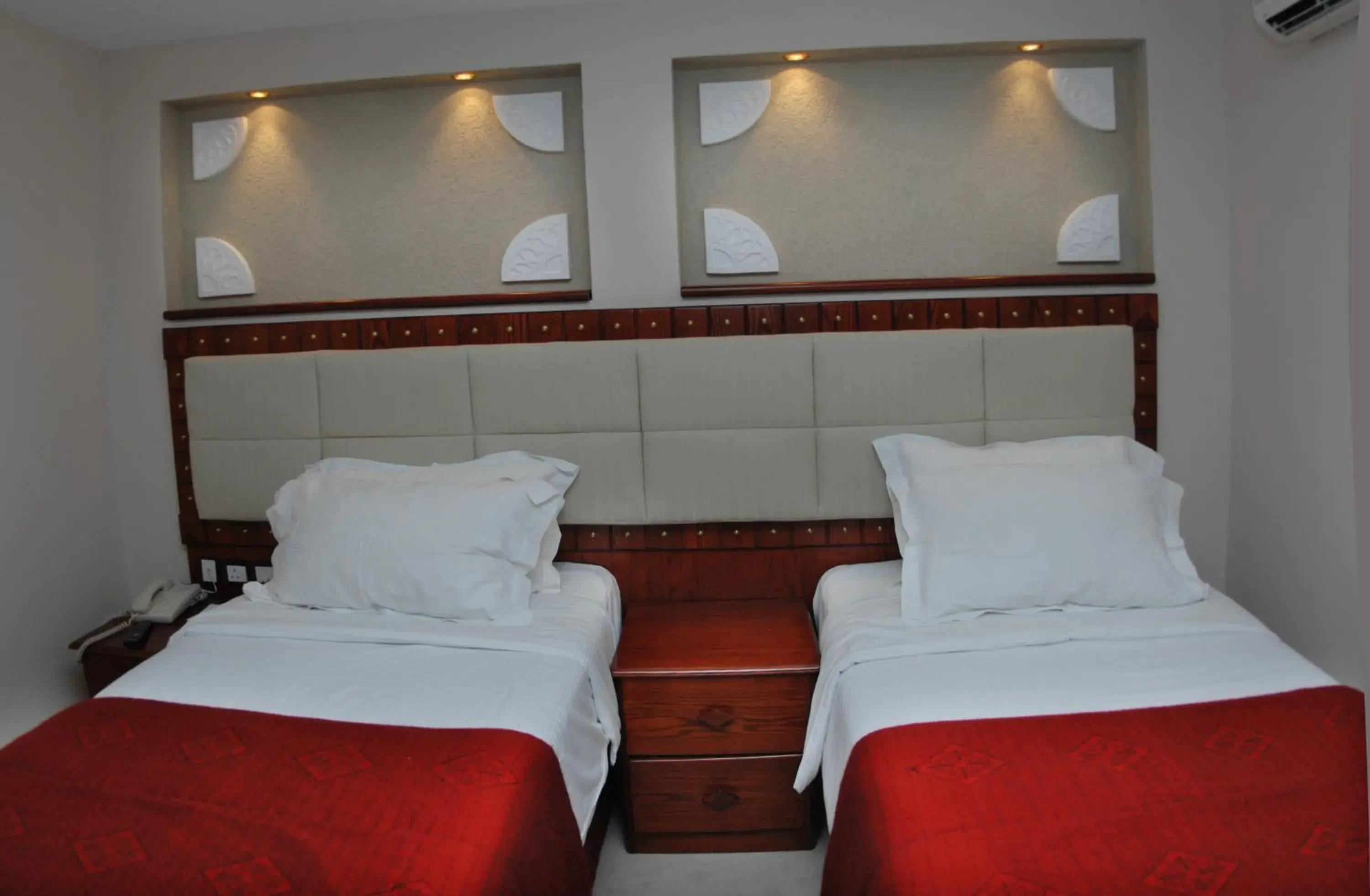 Bed, Room Photo in Al Liwan Suites
