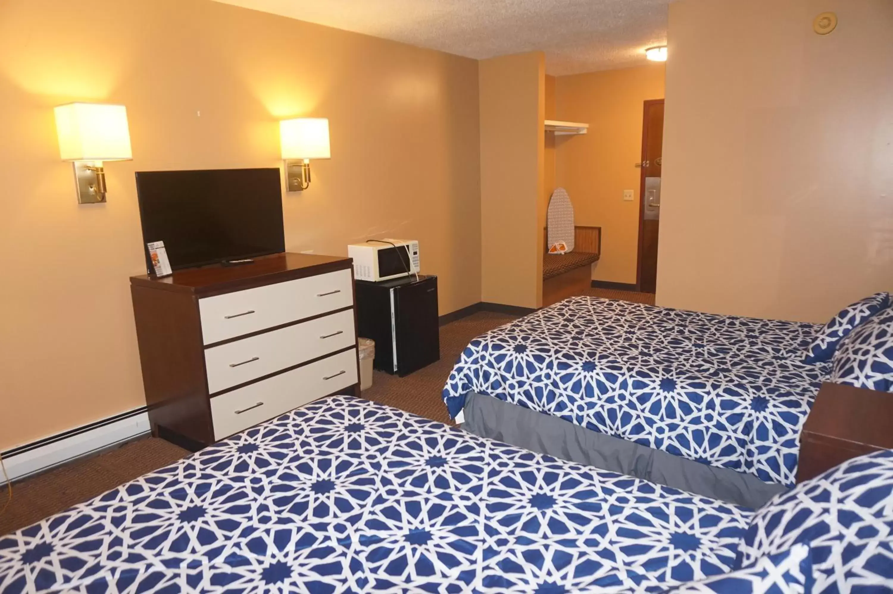 Photo of the whole room, Bed in Bellevue Hotel and Suites