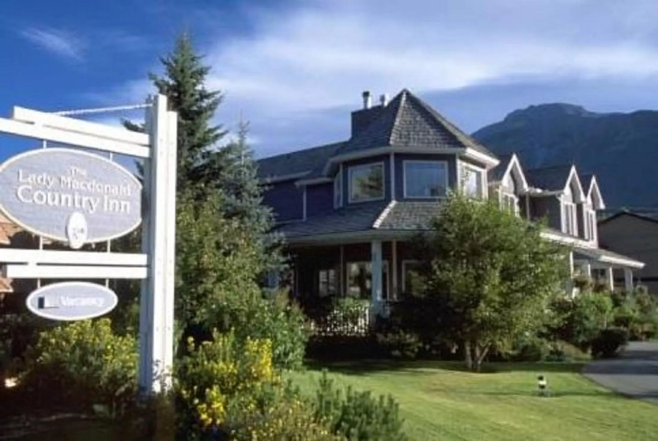 Facade/entrance, Property Building in Lady MacDonald Country Inn