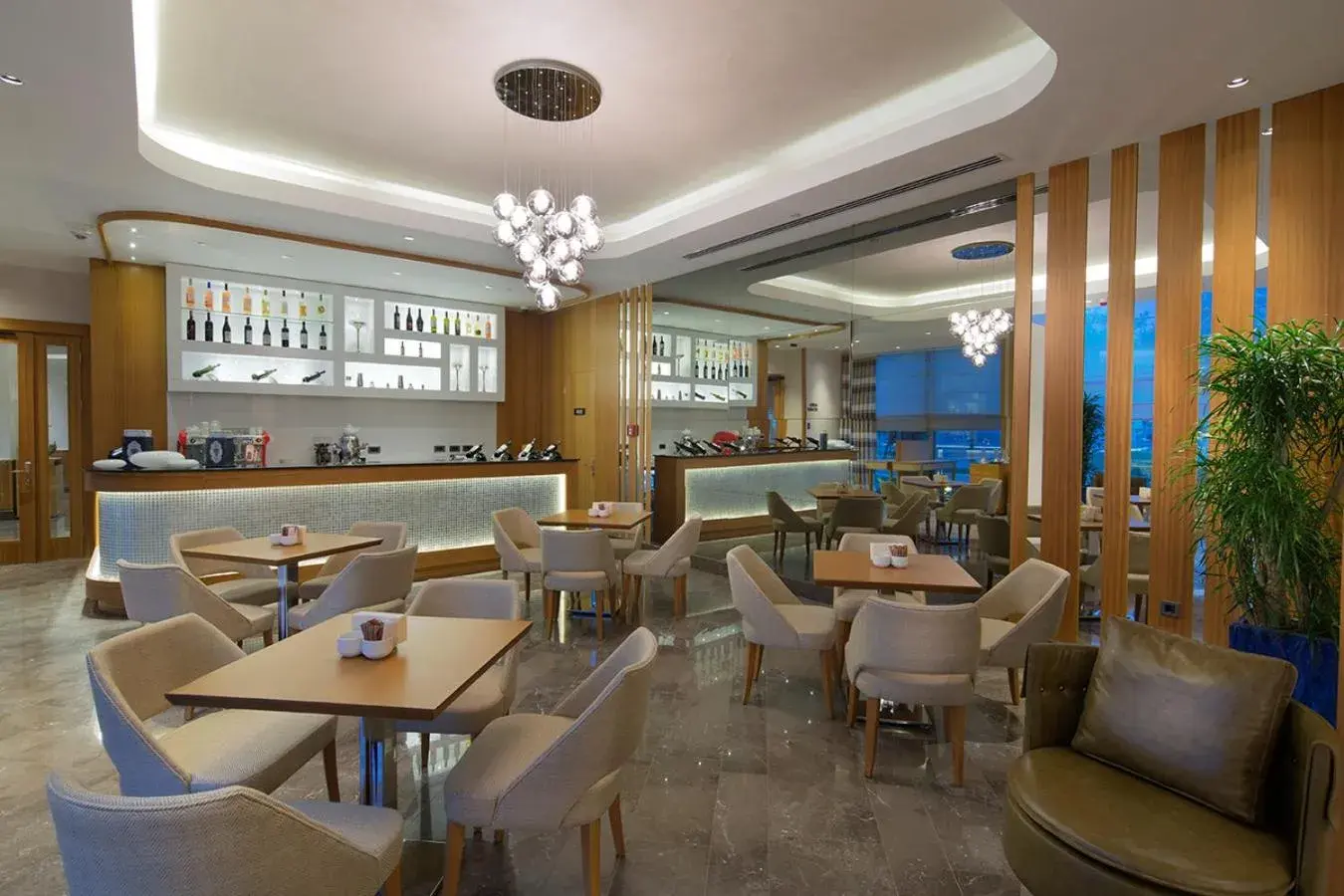 Lounge or bar, Restaurant/Places to Eat in DoubleTree By Hilton Hotel Istanbul - Tuzla