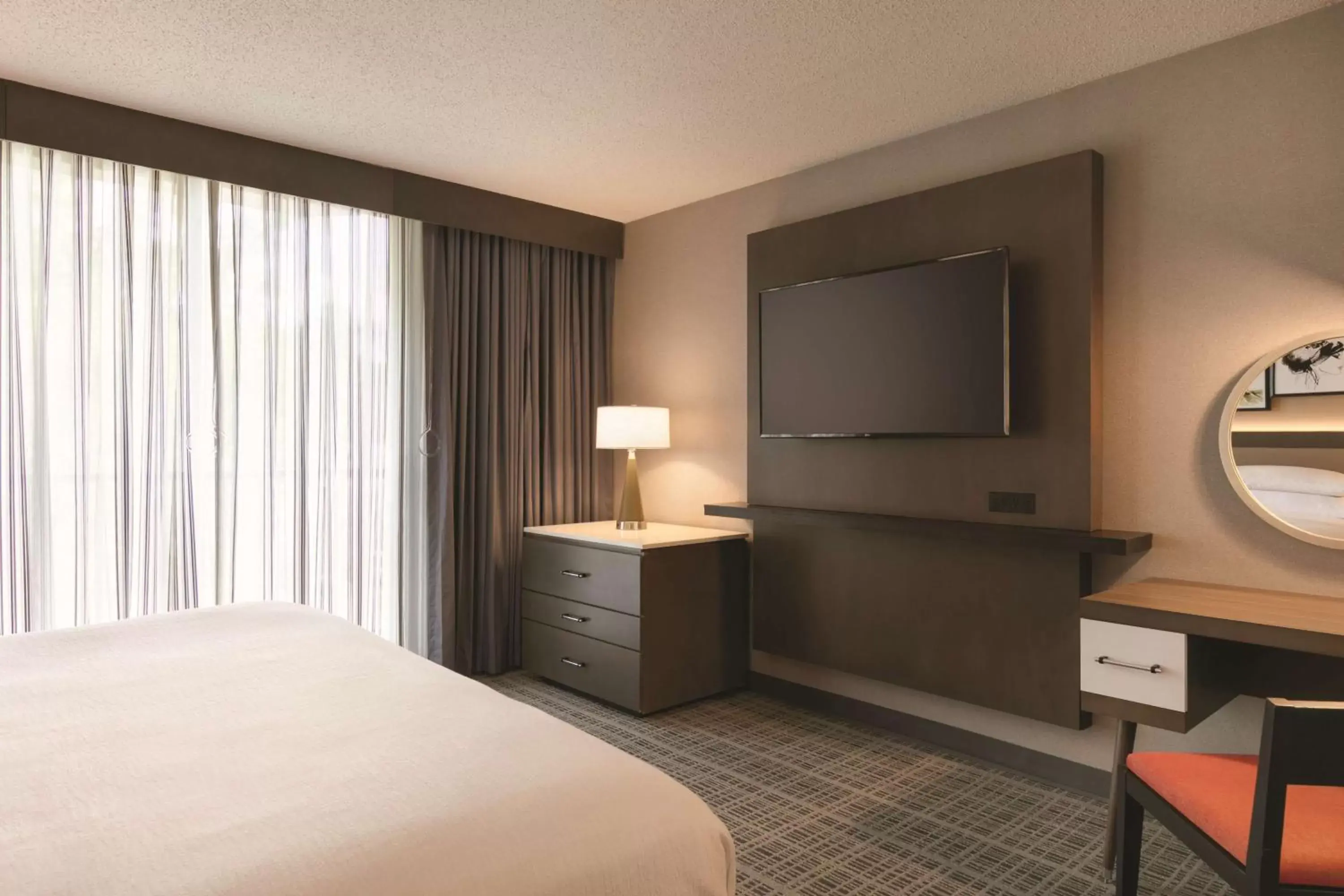 Bedroom, TV/Entertainment Center in Embassy Suites by Hilton Richmond