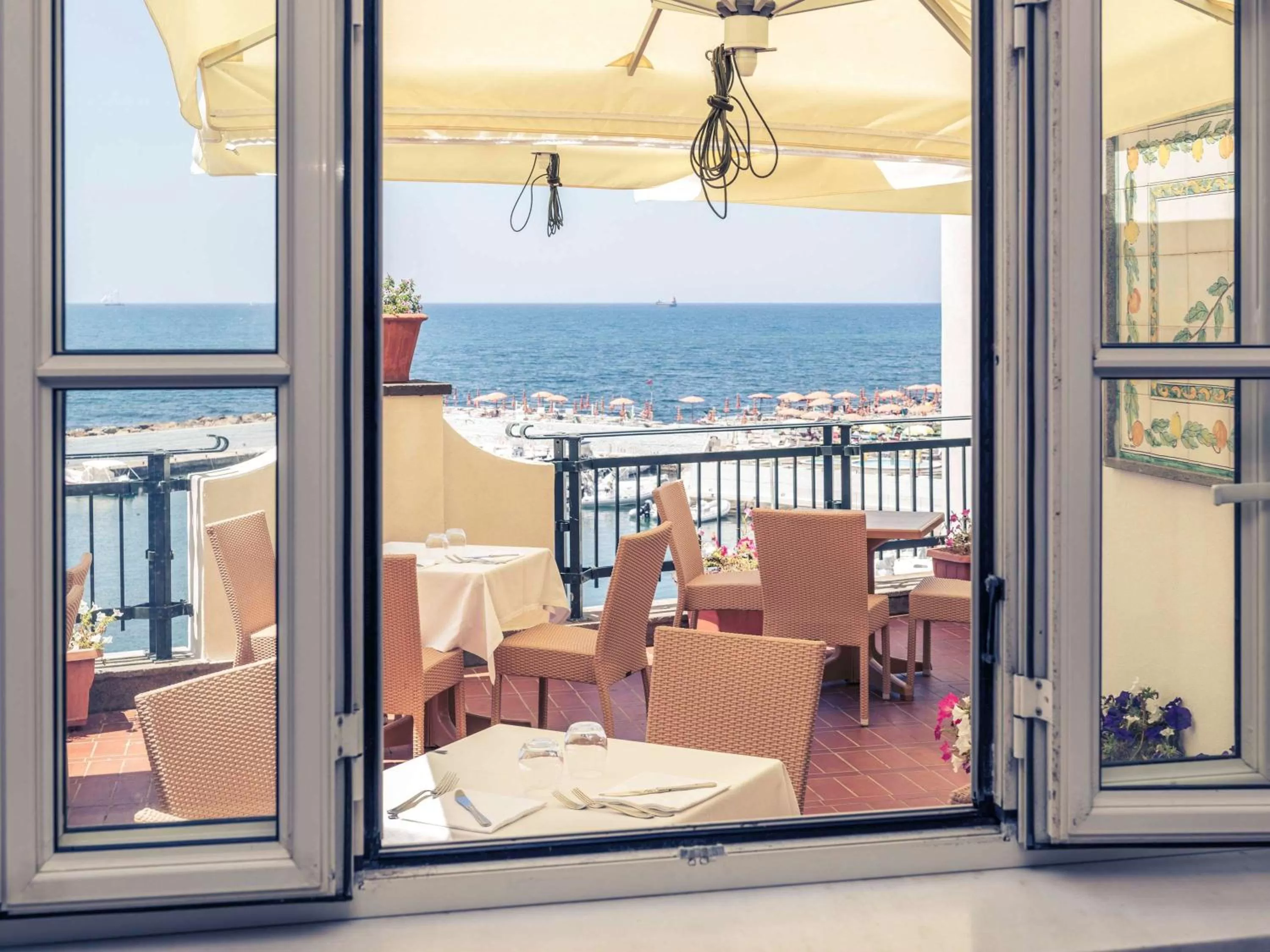 Restaurant/places to eat in Sunbay Park Hotel