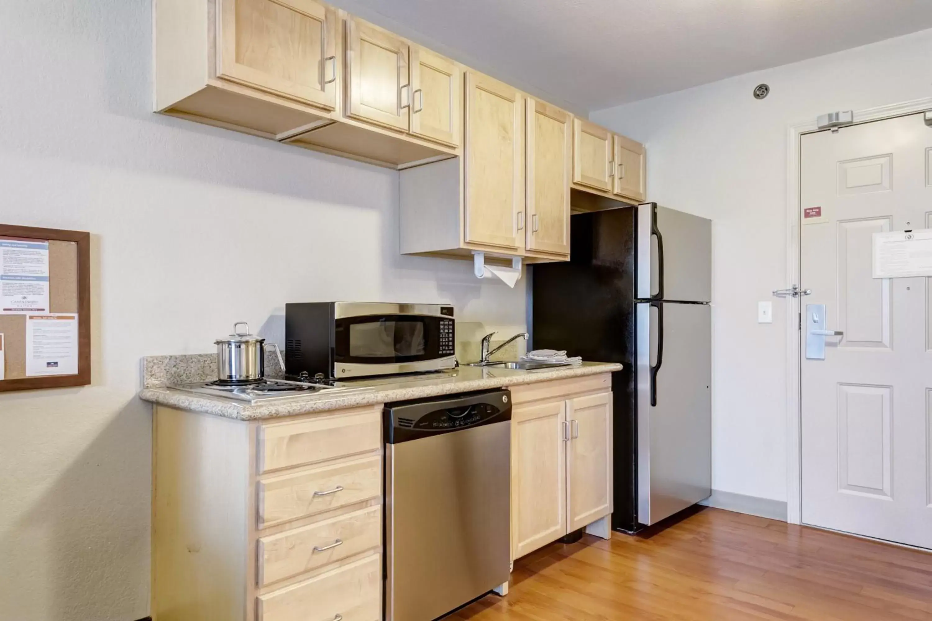 Bedroom, Kitchen/Kitchenette in Candlewood Suites Paducah, an IHG Hotel