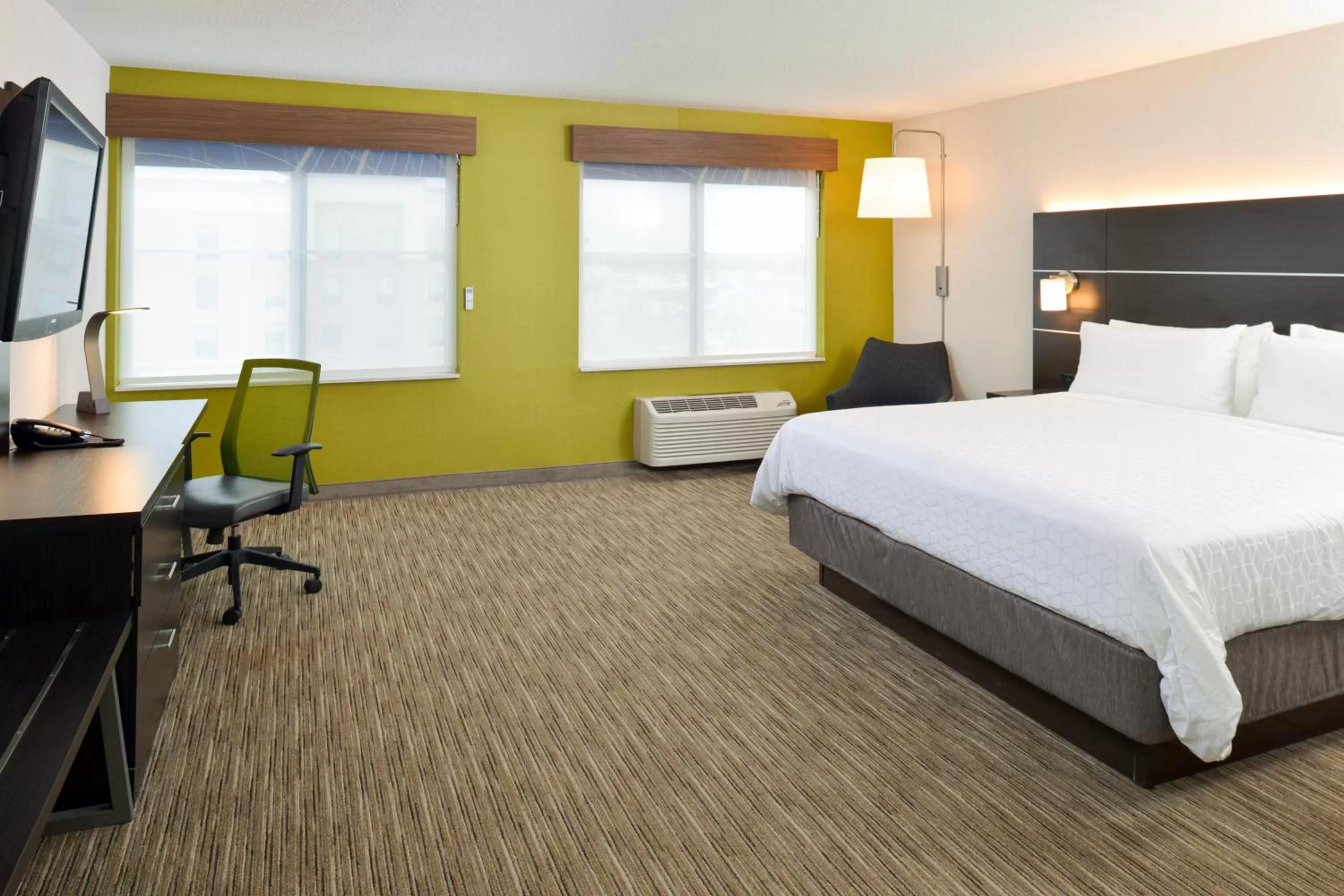 Photo of the whole room, Bed in Holiday Inn Express Wixom by IHG