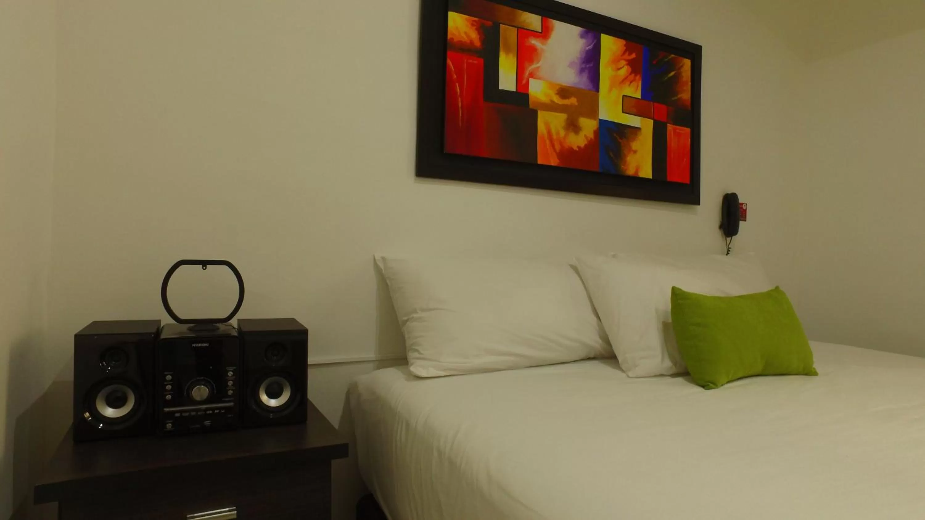 Bedroom, Bed in Hotel Cafe Plaza