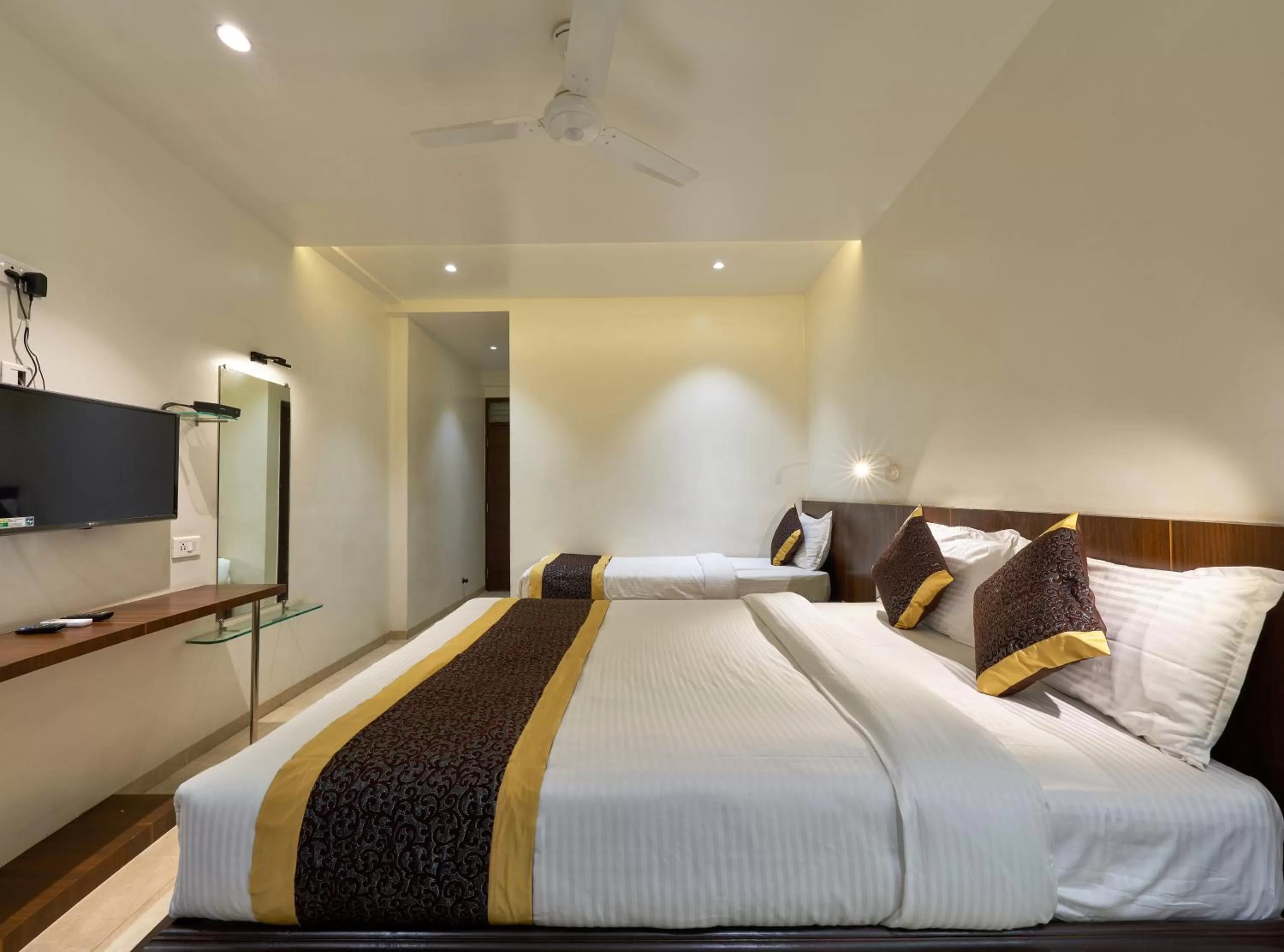 Photo of the whole room, Bed in Hotel Fortune Inn