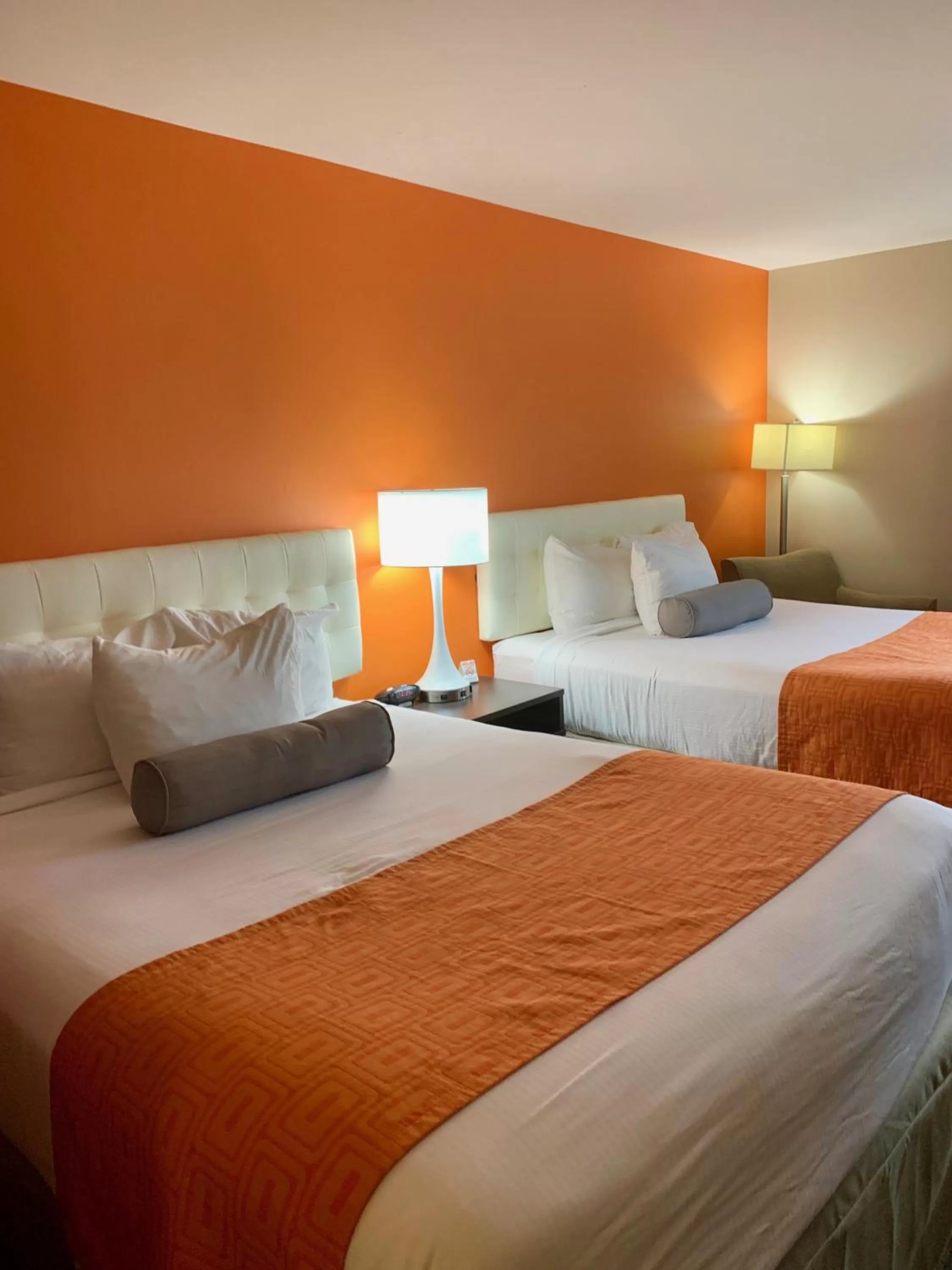 Bedroom in Howard Johnson by Wyndham Winnipeg West