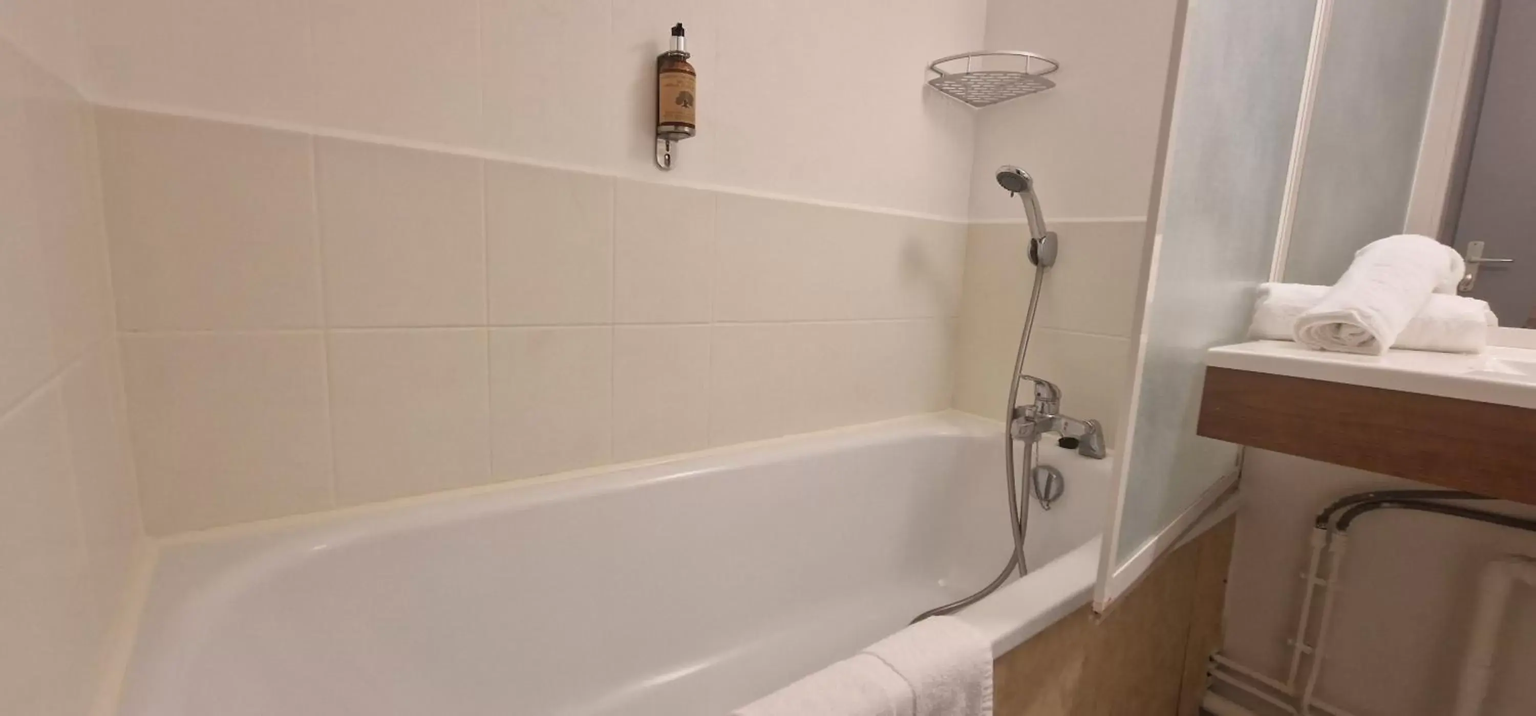 Hot Tub, Bathroom in Kyriad Direct Arpajon
