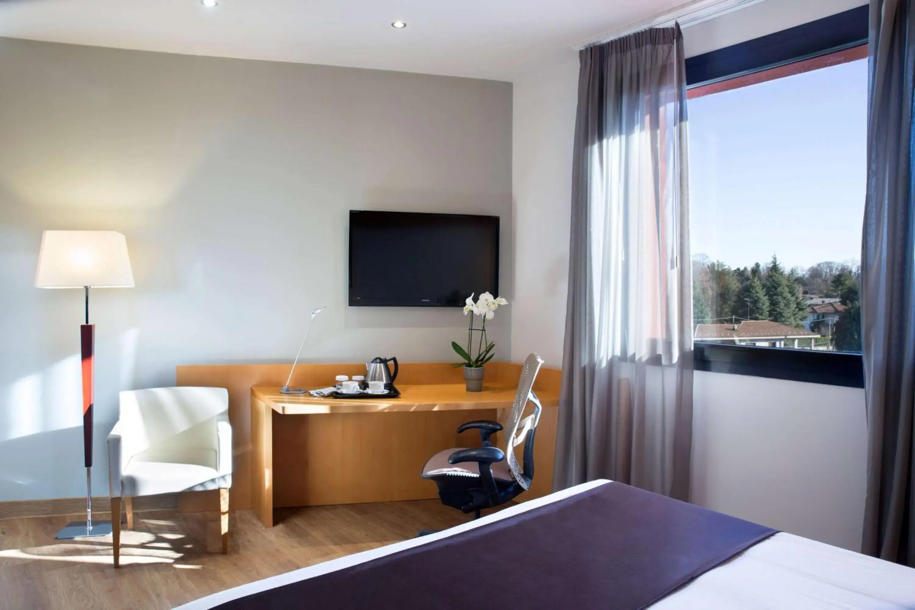 Bed, TV/Entertainment Center in Dolce by Wyndham Milan Malpensa